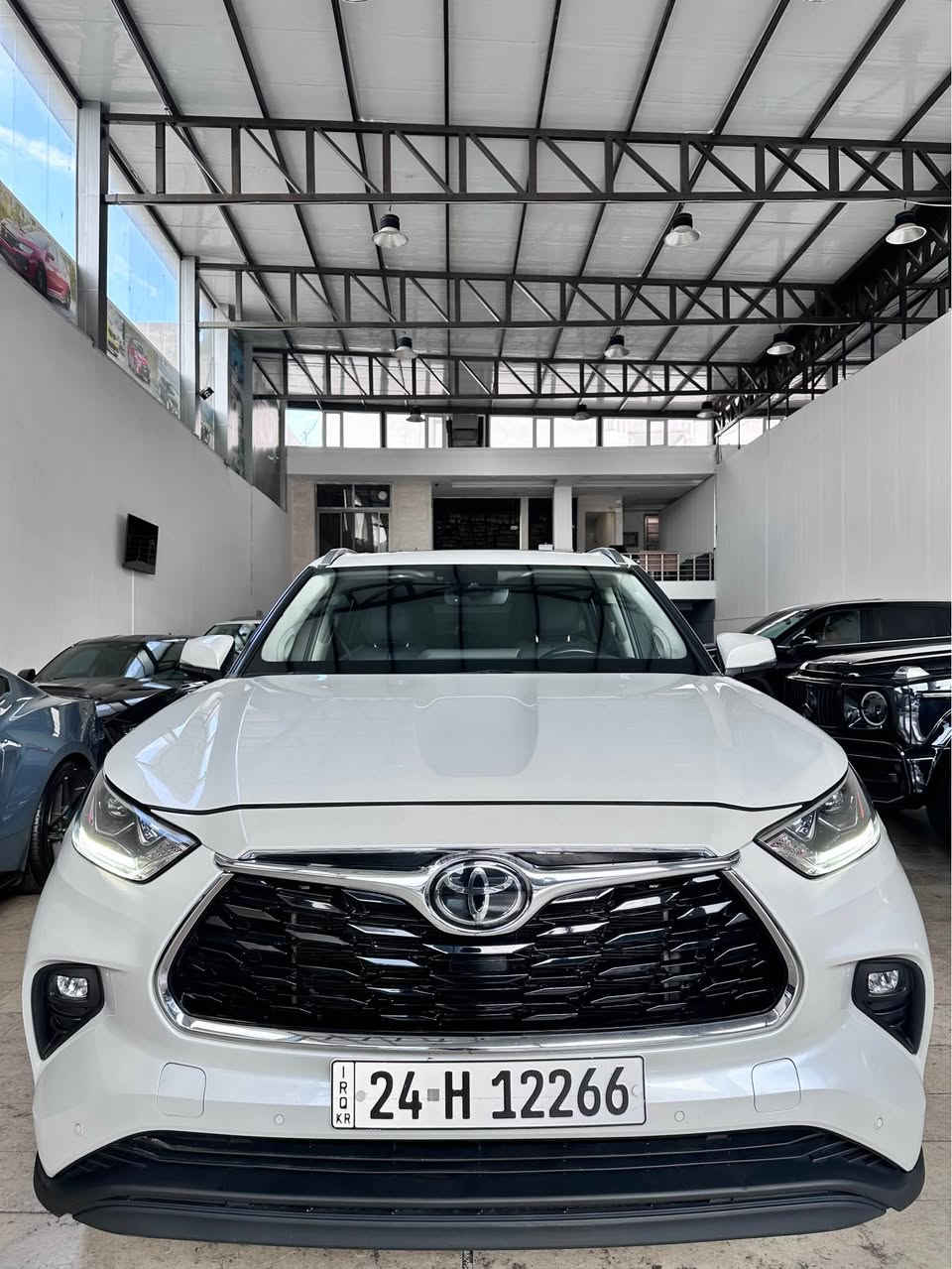 رقم السيارة : دهوك  
موقع السيارة : دهوك
نوع السيارة: هايلاندر 
موديل: 2023
المسافة المقطوعة:  49.000 ميل 
محرك 4 سلندر توربو بانزين فقط 

مواصفات:  limited 
 
بصمة تشغيل 
بصمة ابواب دخول ذكي 
كشنات جلد 
كشنات خزن كهربائي 
كشنات تدفئة وتبريد 
تشغيل عن البعد 
بانوراما 
زر دفع رباعي خفيف وثقيل 
بريك كهربائي 
نظام اوتو ستوب 
نظام اوتو هولد 
وضعيات قيادة درايف مود سبورت .نورمال .ايكو 
دفع رباعي 4*4 
العداد دجتال الكتروني  
مانع انزلاق تراكشن
نظام نزول منحدرات 
نظام Snow ثلج 
ستائر خلفية
صندوك كهربائي + فتح عن طريق القدم 
صندوك يدعم سستم سماعة JBL 
بلاجيكتور كشافات 
رادار نقطة عمياء جانبي ‘
رادار خروج عن المسار 
رادار مانع تصادم امامي 
رادار خلفي للسيارة 
لايت زينون LED +عدسة دوارة
مقاعد صف ثالث سبعه راكب 
ايشاير مري 
الويل عشرين ينج
ستيرن تدفئة 
شاحن وايرلس للجوال 
دشبول والأبواب مطعم بالفورميك بيجي 
شاشة كبيرة 
سستم سماعات JBL
حساسات اماميه خلفيه 
مداخل USB وتايبسي للجوال
نظام الخرائط نڤكيشن
تحكمات ستيرن اوامر صوتيه فول 

ملاحظات: كلين تايتل بدون صبغ مكفوله كفاله عامة

السعر 42.500$ مجال 
 
للأستفسار :

 ***********
*********** دهوك, العراق
