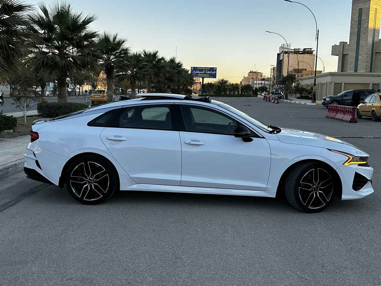 كيا K5 
فئة GT
محرك 2500 تيربو 
موديل 2023 
ماشية 20،000 mi
المواصفات 
بصمة بنوراما كشنات جلد هيتر كشنات + كشنات كهرباء + تشغيل عن بعد +سستم صوت + شاشة كبيرة + كامرة دوارة + رادارات جانبية + رادار امامي مانع تصادم + اشاير بلمري 
وباقي هواي مواصفات 
السيارة وارد امريكي 
حادث جاملغ وبنيد + راس الشاصي الايسر بي تعديل فقط بدون دواخل 
رقم اربيل جديد هزة سنوية كله جديد بسم شركة 
تريد مداور تريد تحويل 
مكان السيارة كربلاء 
السعر 188$ وبيهه مجال 
***********
