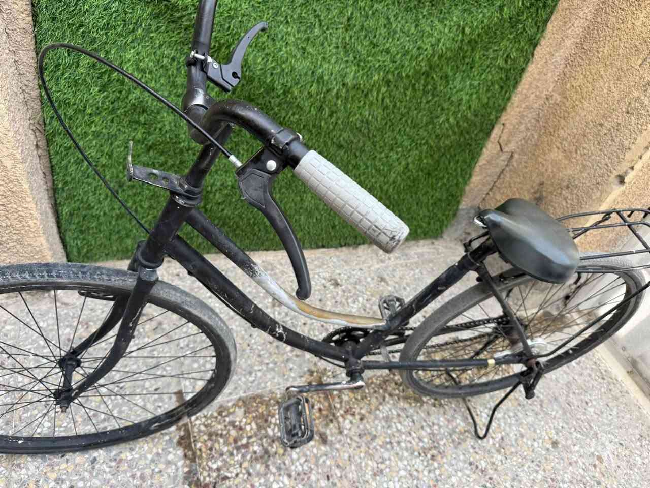 سلام عليكم بايسكلين للبيع شغلات كلشي ما بيهن بريكات كلها شغالة ، واحد c700 والثاني بناتي ، بس الاسود يراد له تايرات وصبغ الباقي مكفول ، الc700 الرياضي ب75 قفل والثاني البناتي ب35 وبي مجال بسيط ، *********** واتساب فقط . اسف على الاطالة
