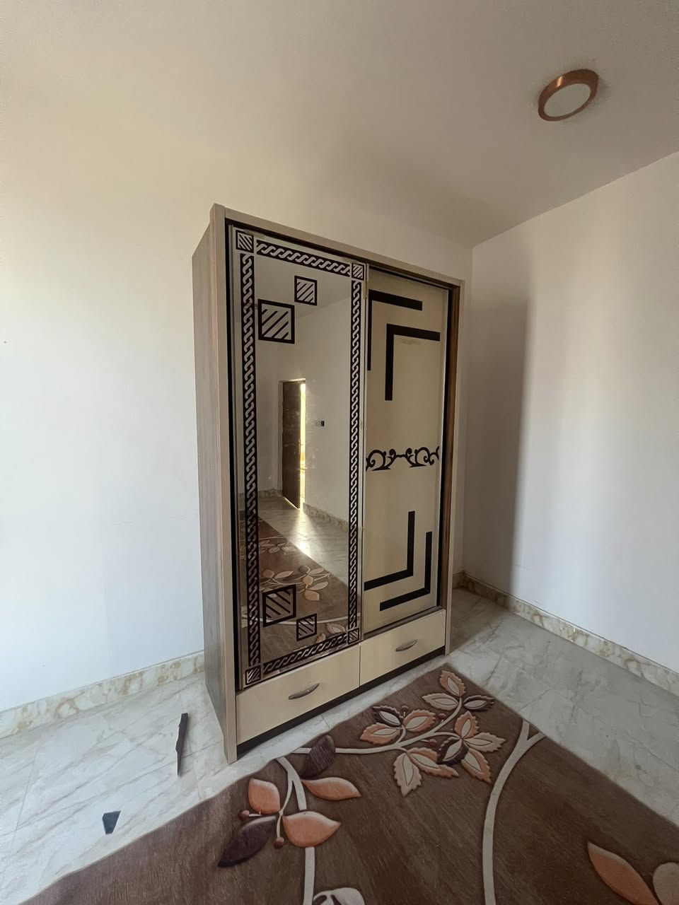 دولابين ملابس بيع مستعجل 🔥
دولاب عدد (٢)باب سحب ويا مراية
نظيف جداً وما بيه أي عيب

📌 بيه جرارتين وجاهز للاستخدام
💰 السعر: ينذكر عند الاتصال

📞 للاستفسار: (***********)

⏰ البيع مستعجل وللجادين فقط
