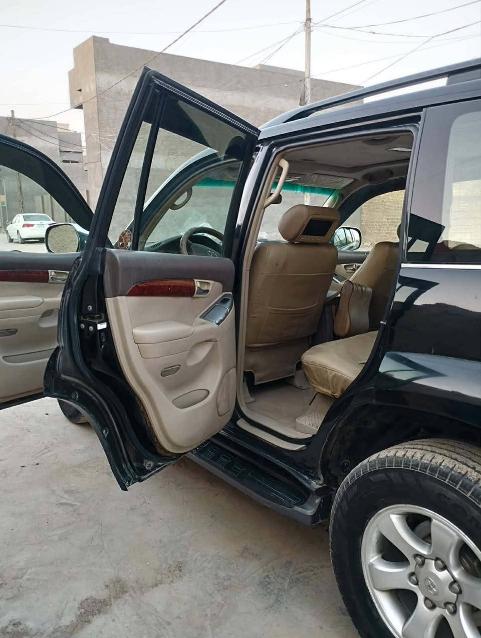 السلام عليكم برادو موديل2009 رقم بصره السياره جديدة وحلوه  مكفوله من الحادث والضربه والصبغ السيارة كير ومحرك مكفول رقم بصره تحويل ثاني يوم 
السياره فول الفول الكويتي 
مكان سيارة بابل 
معروضه 135& 
***********
