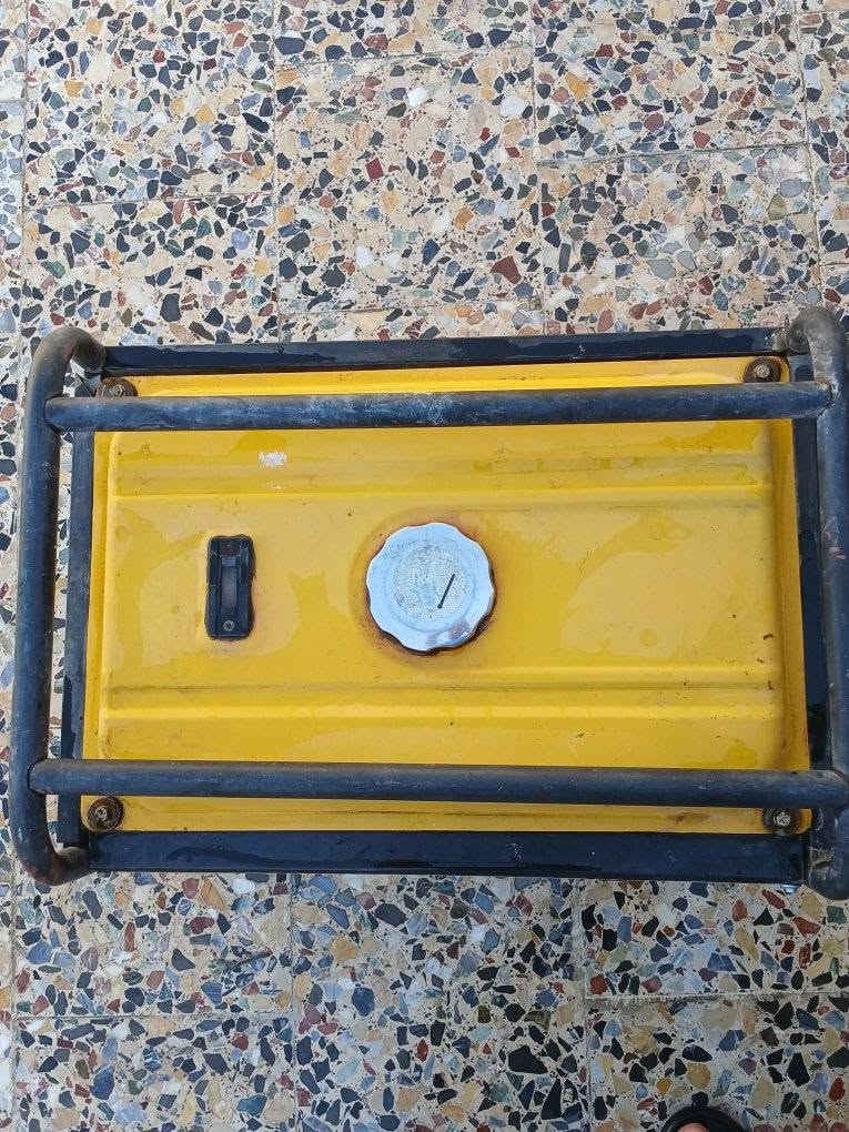 السلام عليكم مولدة استرا باب أول 10امبير 
مامشتغلة صار سنة  نظيفة 
***********
