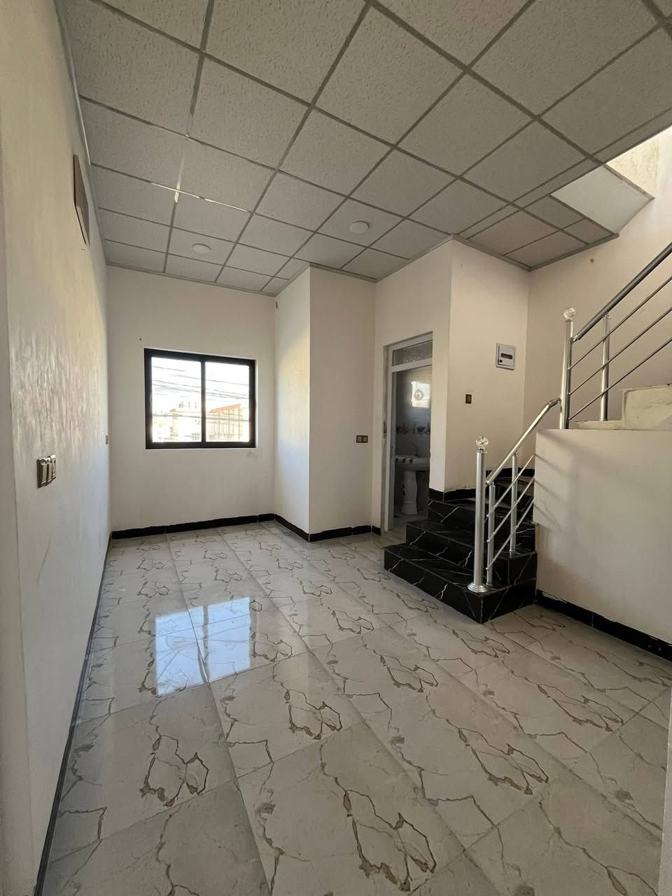 السلام عليكم ورحمة الله وبركاته
شقة للايجار في حي السماح الاركان على شارع 20م

مساحة 100م بناء حديث تحتوي على غرفتين نوم وصالة ومطبخ وصحيات وبيتونه ، مزودة بنظام دكتات وغسالات

قريبة من الاسواق والمدارس والمحلات على شارع 20

للاستفسار الاتصال على الرقم -

***********

***********
