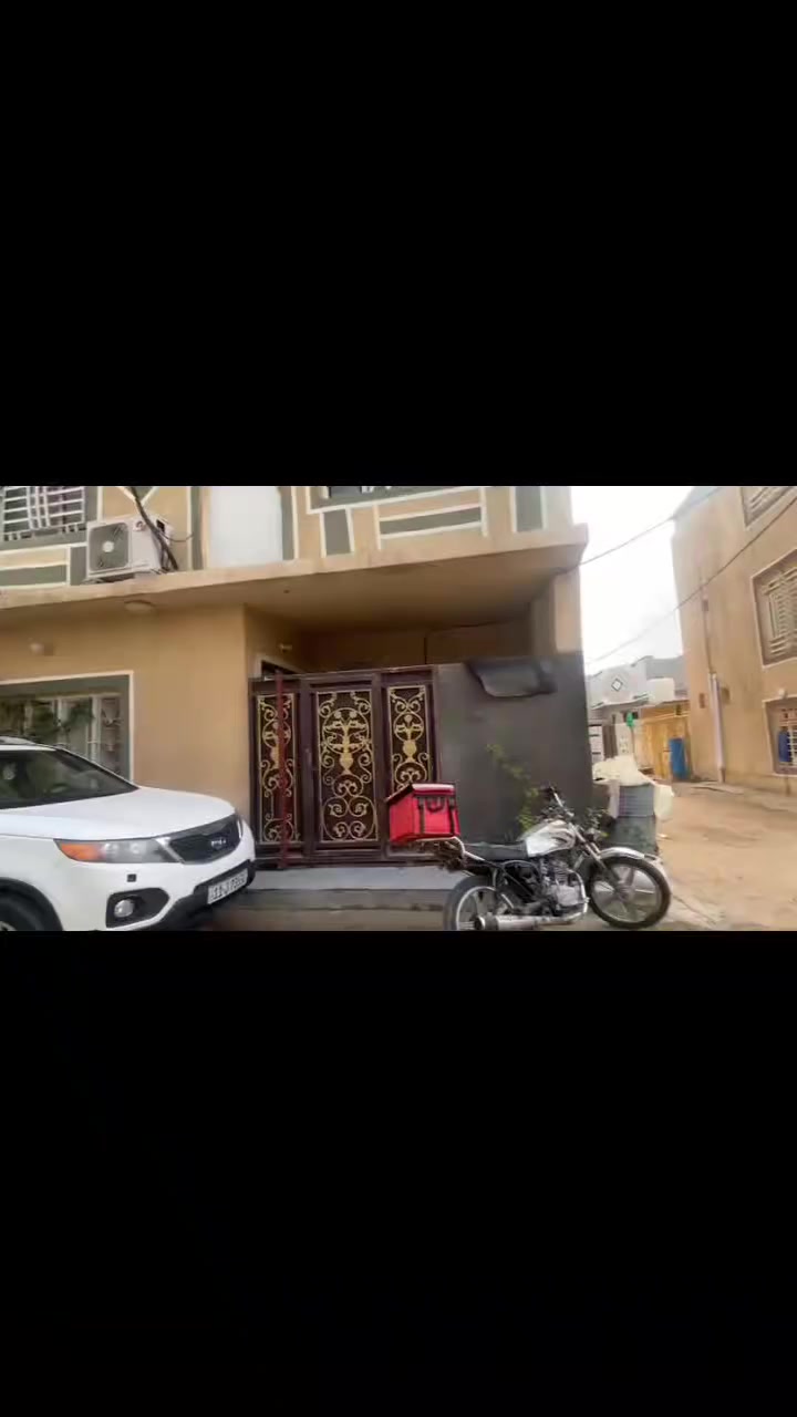 السلام عليكم بيت طابقين للبيع 100م ركن على شارع سيد اسماعيل يحتوي على 4 غرف نوم تفاصيل ع الواتساب *********** او الاتصال ***********
