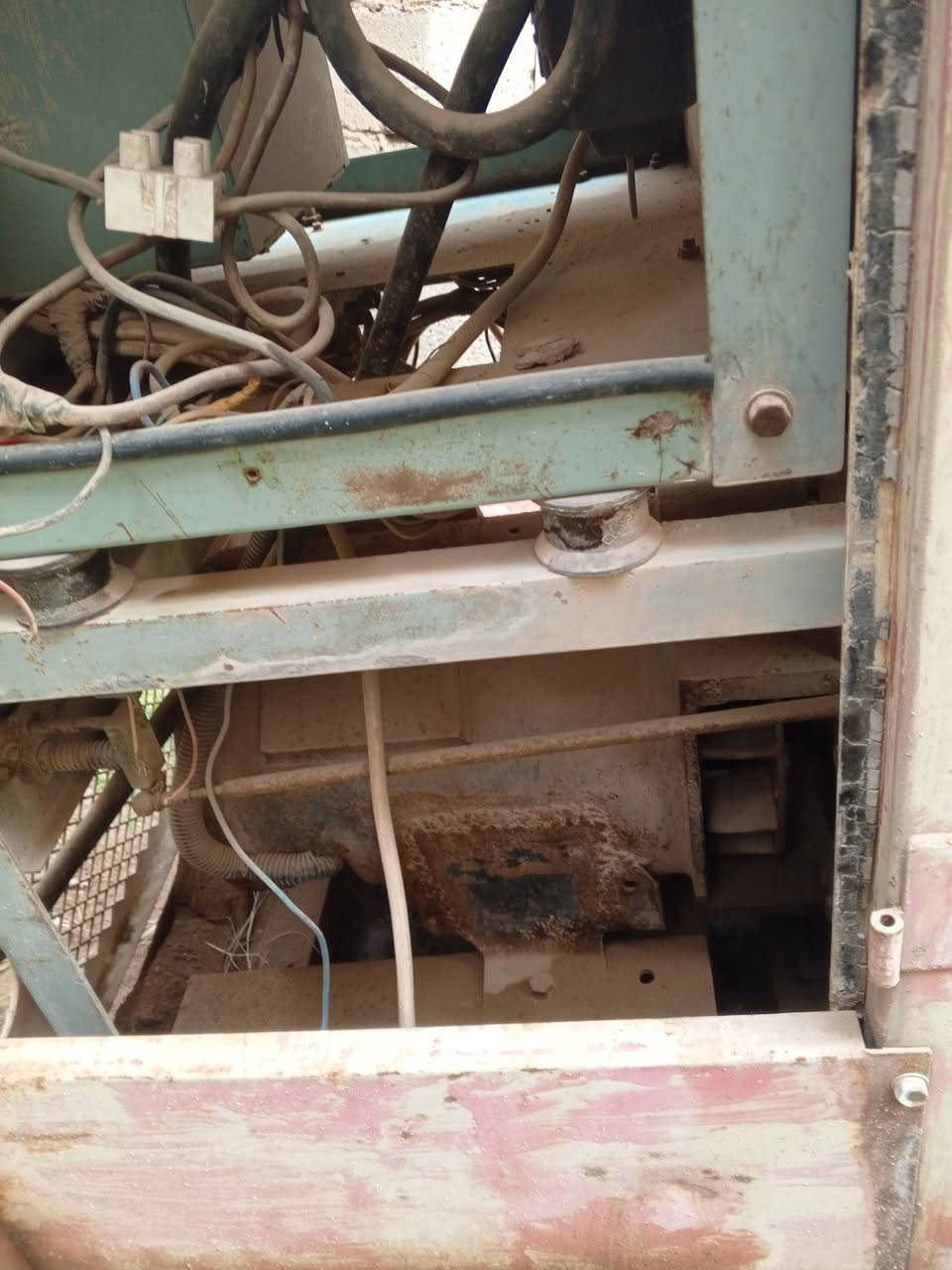 مولد للبيع محرك نيسان شغال اربعه بستم 15 كيفي. 10 ورقات ***********
