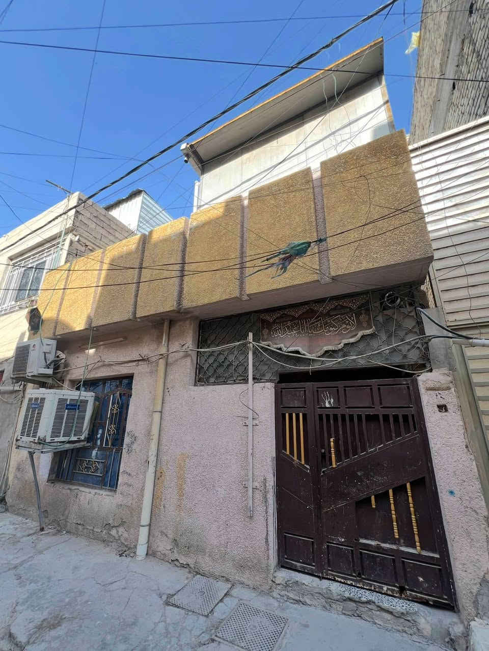 نصف قطعة مربعة واجهة ( ٧ امتار) 
البناء طابق ونصف
الطابق الأرضي يحتوي على غرفة استقبال وغرفة نوم وصالة (مطبخ) مع حمام وتواليت منفصل ومنور
الطابق الثاني يحتوي على غرفة نوم مع غرفة سندويج ومخزن 
مدينة الصدر قطاع ٥٣ 
للاستفسار ***********
