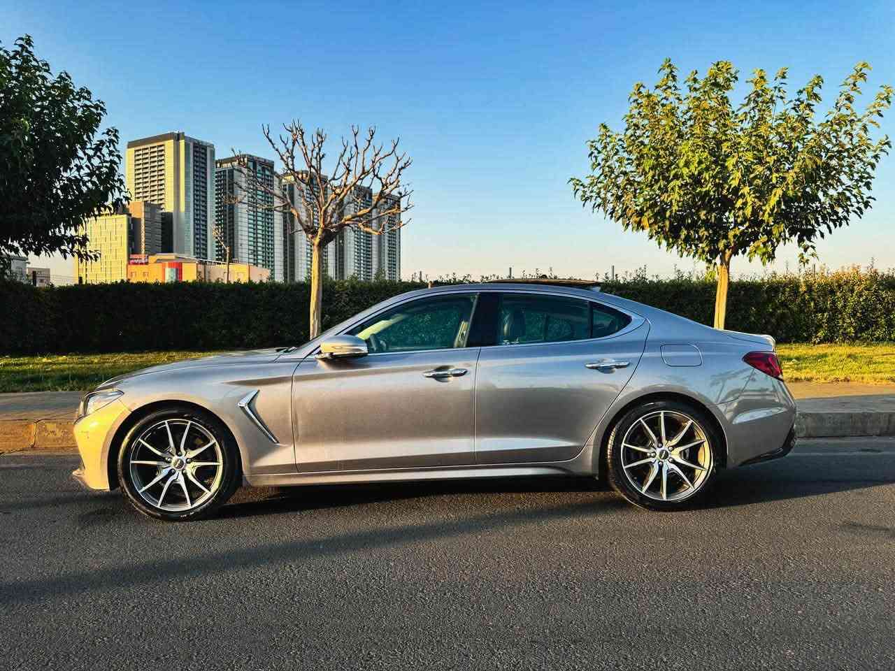 بيع او مراوس حسب القناعة
جينيسسز G70 2020
مواصفات جينيسس G70 موديل 2020 - محرك 2.0 تيربو (الفئة
سبورت برستيج
Genesis G70 2020 :الموديل •
• المحرك: 2.0 لتر تيربو (4 سلندر)
• القوة: 252 حصان
• العزم: 353 نيوتن.م
• ناقل الحركة: أوتوماتيك 8 سرعات
• نظام الدفع: تو ويل
Eco / Comfort / Sport / Smart :أوضاع القيادة •
• مثبت سرعة
• حساسات أمامية وخلفية
• كاميرا خلفية
• بصمة
Android Auto و Apple CarPlay إنش تدعم 8 شاشة وسطية •
• بلوتوث وUSB
• مقاعد جلد مع تحكم كهربائي للمقاعد الأمامية
• تدفئة للمقاعد الأمامية
• تحكم أوتوماتيكي بالمكيف (ثنائي المناطق)
Auto Hold مع (EPB) فرامل إلكترونية •
• نظام 

ماشيه ١٤٠،٠٠٠ كيلو 
حادثها جاملغ وبنيد من امريكا 
بالعراق صار بيها صبغ بلبيبان ولجاملغ لخلفي 
رقم بغداد.  تحويل 
160$ وبيها مجال
***********

