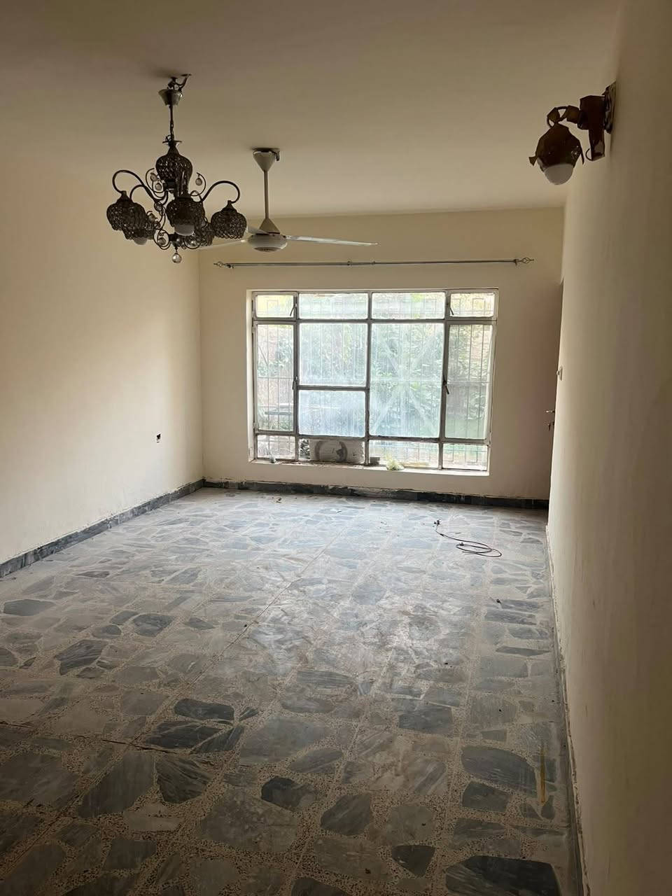🏡 للإيجار – منزل مستقل بمساحة 180 م² في الدورة
📍 الموقع: الدورة – شارع أبو طيارة – الفرع المقابل لأفران المتوكل – بالقرب من جامع الهادي البشير.
يتكون المنزل من:
✅ مساحة إجمالية 180 متر مربع.
✅ كراج مسقف يتسع لسيارتين.
✅ حديقة مثمرة.
✅ مدخلان للمنزل (من الصالة ومن المطبخ).
✅ سطحان (ط١ و ط٢).
✅ غرفة مخزن في السطح العلوي.
الطابق الأرضي:
غرفة  (4 × 5 م تقريباً).
صالة واسعة (7 × 3.5 م).
مطبخ(4 × 4 م).
حمام.
منور خلفي يوفر تهوية وإضاءة 
الطابق الأول:
غرفتا نوم واسعتان:
الأولى (4 × 5 م).
الثانية (7 × 3.5 م).
حمام.
ممر داخلي.
🏠 منزل مناسب للعائلات، يتميز بمساحات واسعة وموقع هادئ وقريب من الأسواق والخدمات.
💰 الإيجار الشهري: 1,100,000 دينار عراقي.
📞 للاستفسار والمعاينة: ***********
د. محمد
