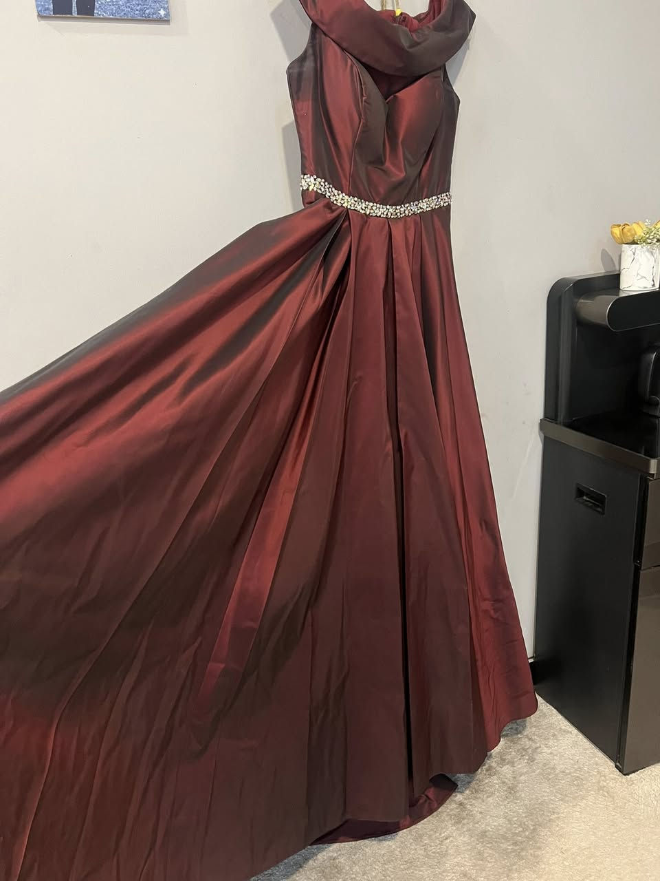 مرحباا بنات عندي هذا الفستان قياس 40 / 42 يجنن باللبس الله شاهد ولابسته بس ساعتين بخطوبتي قبل شهر ونص والله نظيف وجديد كلشي ما بي ابداً وكوالتي كلش كلش راقي اريد ابيعه شتريته ب 300 واريده ب 150 التريد تراسلني خاص 
هاا وهاي اللمعه مو هيج بسبب الفلاش طالع عبالك بي لمعه بقماشه هو ما بي هو لونه ماروني غامق


**إذا كنت صاحب هذا الإعلان وتريد حذفه لأي سبب، رجاءا أرسل رسالة إلى الدعم الفني**