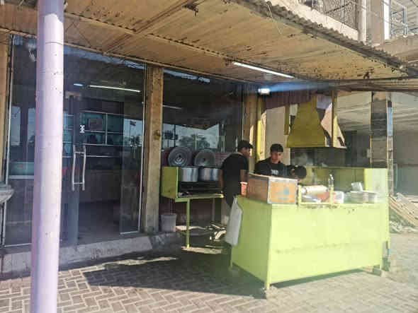 اللهم صلِ عل محمد وال محمد 

على بركة الله تم افتتاح مطعم وفطور جدي العنوان الشرقية مقابل مركز الشرقية .

الفطور الصباحي (ريوك ) 

1- بيض سلك _ بيض عيون 
2- بيض وباقلاء بالدهن 
3- كبة ماء 
4- شوربه 
5-مخلمة 
6-فلافل 

وعن قريب سوف يتوفر الاكلات الشتوية لبلي- شلغم - عرانيص 

ويوجد خدمة توصيل ايضا لجميع مناطق بلد 
للاتصال
***********
***********
