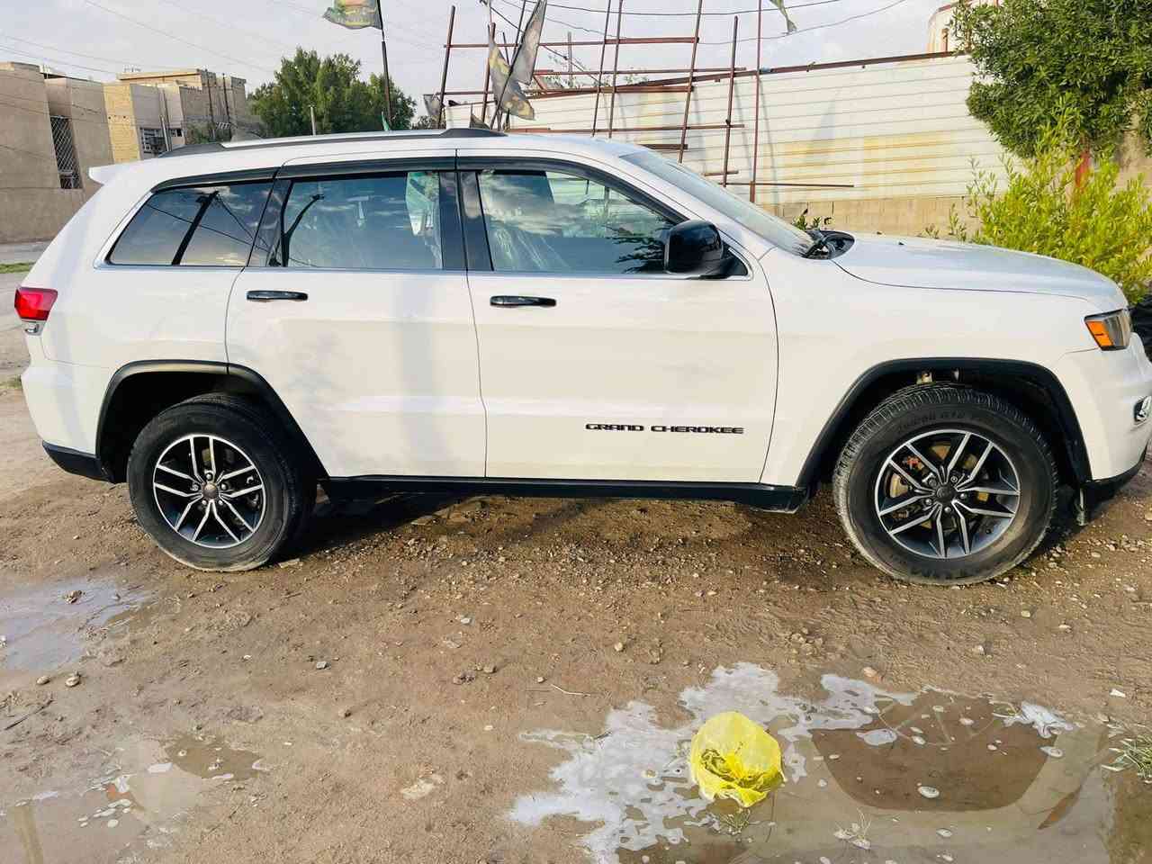 السلام عليكم…. للبيع جيب موديل ٢٠٢٠ لون ابيض لاريدو رقم بغداد باسمي
موصفات /
شاشة جبيرة 
تحكم ستيرن 
كشنات الامامية كهرباء
توقف ذاتي عند الرجوع 
حساسات خلفيه 
كامرة خلفية دوارة 
نقطة عمياء 
حساسات خلفية 
نقطة كهرباء بالخلف 
انارة داخلية بلاد مو عمل 
السيارة ما ناقصها شي 
حدادية جديدة
السيارة ماشية ٨٢ الف مايل بشرط تراي مال زيرو
حادثها بنيد مبدل وجاملغ ايمن بي نص صبغ السعر ٢٣٠ 
مكاني بغداد حي البساتين
رقمي ***********
