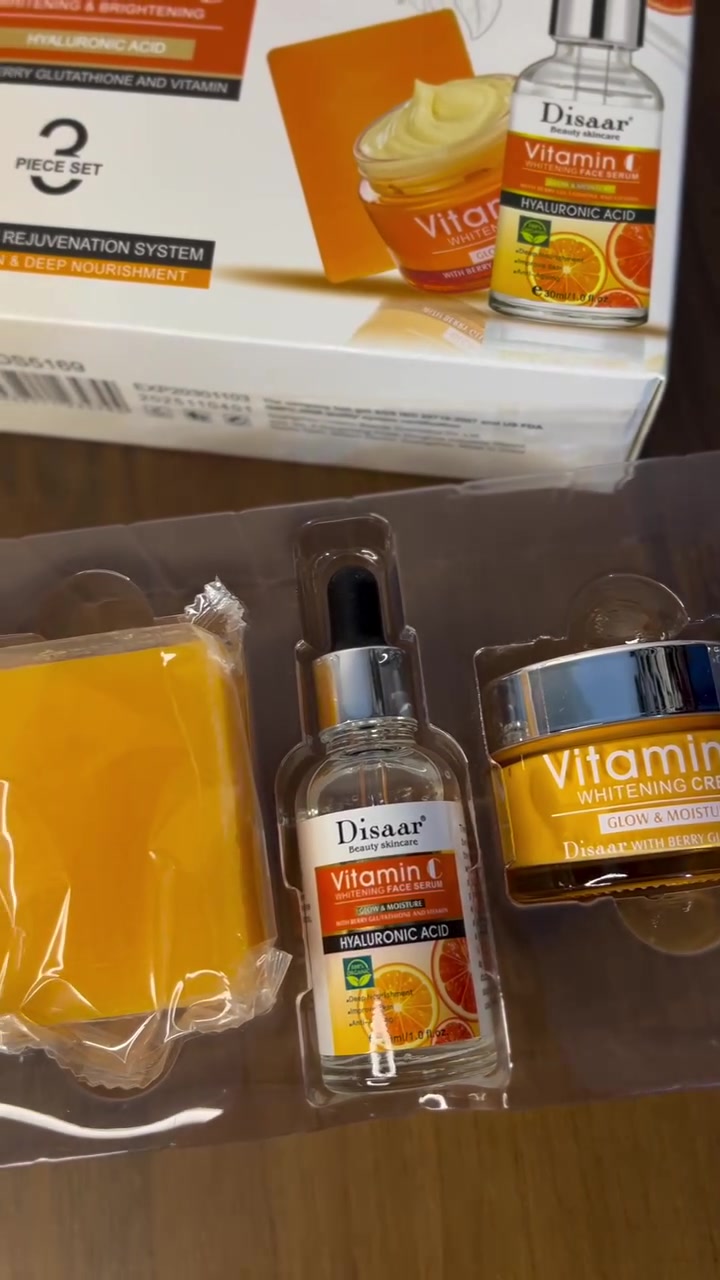 مجموعة (disaar) المتكاملة لتفتيح ونضارة البشرة بفيتامين سي🍊

✨ محتويات المجموعة وفوائدها:
 1. صابونة فيتامين سي للتفتيح (100g): تنظف البشرة بعمق من الشوائب والزيوت الزائدة، وتهيأها لاستقبال العناية بدون ما تجففها
 2. سيروم فيتامين سي وحمض الهيالورونيك (30ml): السيروم السحري يغذي البشرة، يحارب علامات التقدم بالسن، يشد البشرة، وينطيها ترطيب عميق بفضل الهيالورونيك أسيد
 3. كريم التفتيح والترطيب (50g): يقفل على الترطيب، يفتح التصبغات، وينطي نعومة ونضارة
💡 مميزات المجموعة:
 تحتوي على فيتامين سي، الهيالورونيك أسيد، والغلوتاثيون (أقوى عناصر التفتيح والنضارة).
 تناسب جميع أنواع البشرة
 تساعد على التخلص من آثار الحبوب والتصبغات الناتجة عن الشمس
👩‍🔬 طريقة الاستخدام الروتينية:
1. الخطوة الأولى: اغسلي وجهج بالصابونة ودلكيه بلطف ثم اشطفيه بالماء الفاتر.
2. الخطوة الثانية: خلي بضع قطرات من السيروم على بشرة نظيفة وجافة ودلكيها لحد ما تمتصها البشرة.
3. الخطوة الثالثة: وزعي كمية مناسبة من الكريم لترطيب وحماية البشرة.
(💡 تنويه: يفضل استخدام المجموعة ليلاً، وفي حال استخدامها نهاراً يجب الالتزام بوضع واقي شمس)
السعر 10,000 دينار 
توصيل لجميع محافظات العراق 5000 دينار

عناية_بالبشرة #فيتامين_سي #تفتيح_البشرة #ديسار #Disaar #مكياج تجميل⁩


**إذا كنت صاحب هذا الإعلان وتريد حذفه لأي سبب، رجاءا أرسل رسالة إلى الدعم الفني**