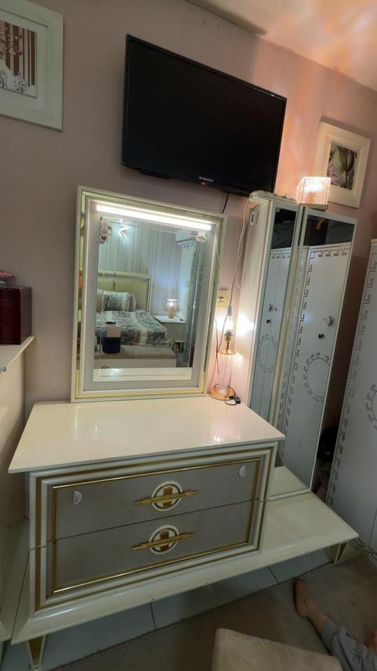 غرفة نوم تركية ٩ قطع موديل حديث مستعملة نظافة ٩٥٪؜ مكان بغداد سعر مليون و٣٠٠ الف تواصل واتساب ***********
