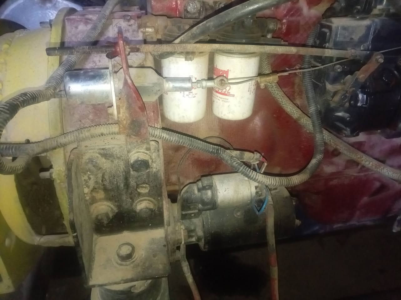 مولد افيكو 175كيفي المحرك عاطل يرشح دهن م̷ـــِْن السوبر. راس توليد شغال. *********** عامريه الفلوجه
