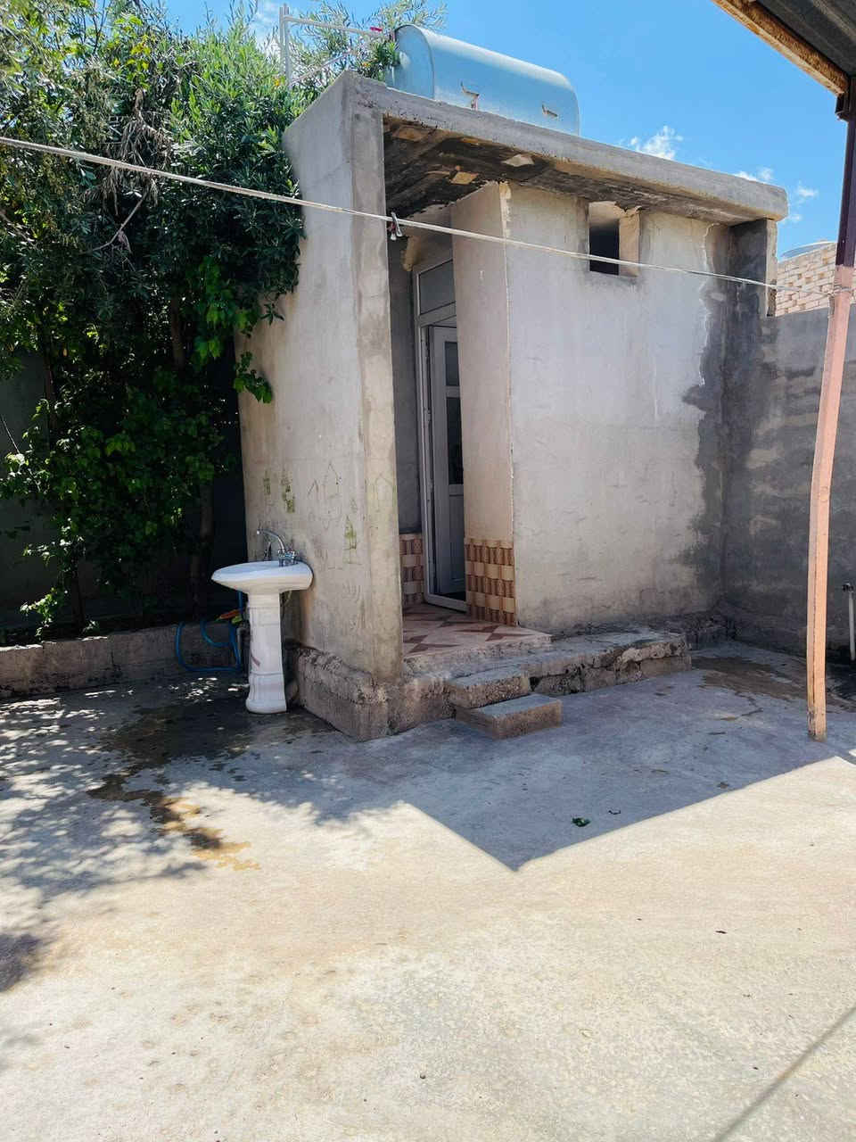 السلام عليكم
بيت للبيع مجاور محكمة الزاب والسوك🏥🏤🏦 

مساحة الأرض 400م تقريبا💈 

يتكون من ٣ غرف داخلية + غرفه خارجية مع صحيات ⛲ 

ربعه خارجية 7///4 مع سقف و تغليف

صحيات شغل حديث

يم السوك يم المدرسة بيت مجهز و مرتب جاهز للسكن وحي الله الشراية

 وحياالله الشراية للأستفسار الأتصال *********** ويرهم مراوس ب قطعه عل حولي مع فرق
