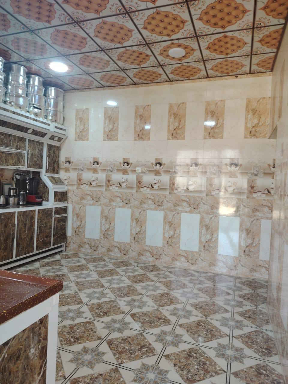 يوجد بيت للبيع جاهز بدون اي نقص
يتكون من غرف  عدد 2+ديوانيه +هول +مجمع صحيات +مطبخ 

كلهن كاملات سيراميك كهرباء ملبوخ حتى السياج 

موقعه بداية حي الطين قريب على الطريق الحولي من يم سياج الاذاعه السعر 45 وبي مجال شوي بيع فقط لا اقصاط ولا مراوس  *********** ملاحضه غير طابو
