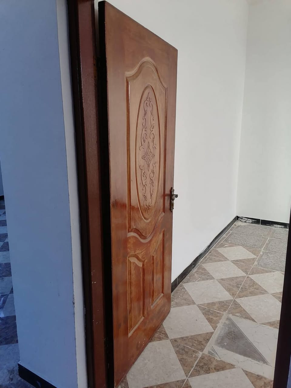 بيع مستعجل
بيت ١٠٠م امامي طابقين
بناء حديث كونكريت مسلح

سعر ١٤٠ بيه مجال

يقع في حي الشهداء

قرب مدرسة رمضان مبارك بشارع ابو صادق

حاليا فارغ جاهز للسكن

يحتوي طابق الأول على غرفه وصاله ومطبخ وصحيات داخليه وخارجيه واستقبال

طابق ثاني غرفتين وصاله وصحيات
موبايل للاستفسار ***********
***********
