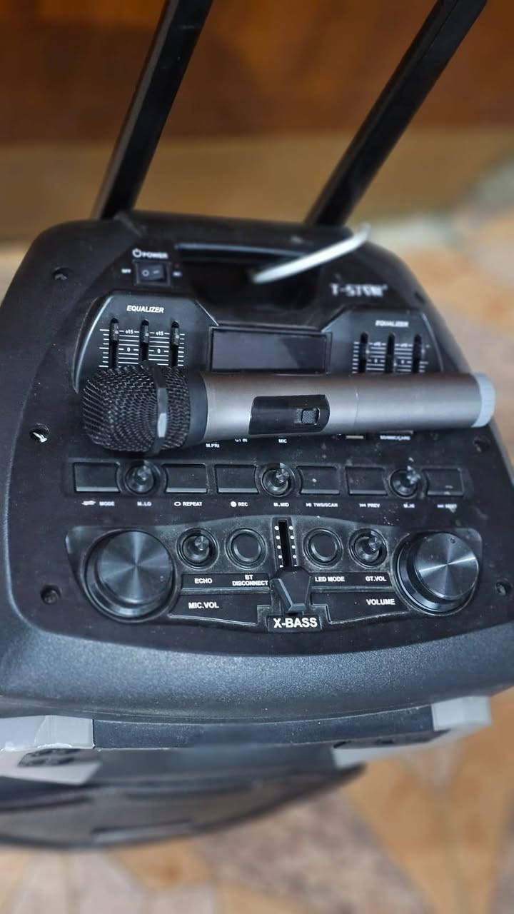 جهاز الماركة: T-STAR للبيع

النوع: Portable Trolley Speaker / Portable PA Speaker (سماعة حفلات متنقلة بعجلات).
المواصفات 
🎤 مايك لاسلكي.
🔊 سماعة محمولة مع مقبض وعجلات.
🎚️ Equalizer لضبط طبقات الصوت.
🎵 تشغيل عبر البلوتوث (في أغلب موديلات T-STAR).
💾 منفذ USB وبطاقة ذاكرة TF/SD لتشغيل الأغاني.
📻 راديو FM.
🎙️ مدخل مايك خارجي.
🎸 مدخل غيتار (GT IN).
🔋 بطارية داخلية قابلة للشحن.
⏺️ تسجيل صوت (REC).
🔁 أزرار Repeat وMode والتحكم بالموسيقى.
العنوان الكوت للإستفسار الاتصال علئ الرقم ***********
