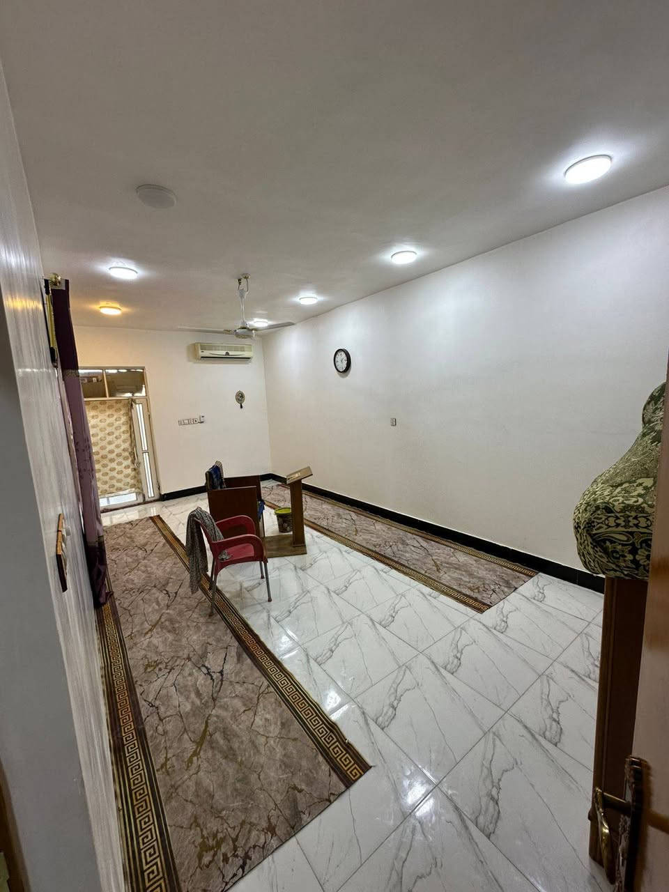 السلام عليكم
دار للبيع ٢٠٠م زراعي سند ٢٥
            البناء طابوك 
غرفتين اسويت 
صاله مطبخ استقبال 
حمامات داخل وخارج 
السعر ٤٥ مليون وبي مجال 
عنوان الدار البراكية شارع المعمل قرب جامع الخزاعل 
مكتب بغداد للعقار ***********
