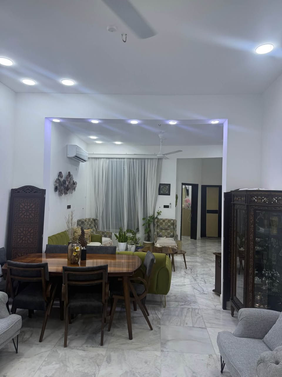 بيت 200متر للبيع بناء حديث طابق ونص غرفتين وصاله ومطبخ وصحيات واستقبال الطابق الثاني سويت وصاله في حي الجامعه اول شارع خلف معهد النفط على شارع رئيسي مقابل ساحه للاتصال  *********** عمارة, ميسان
