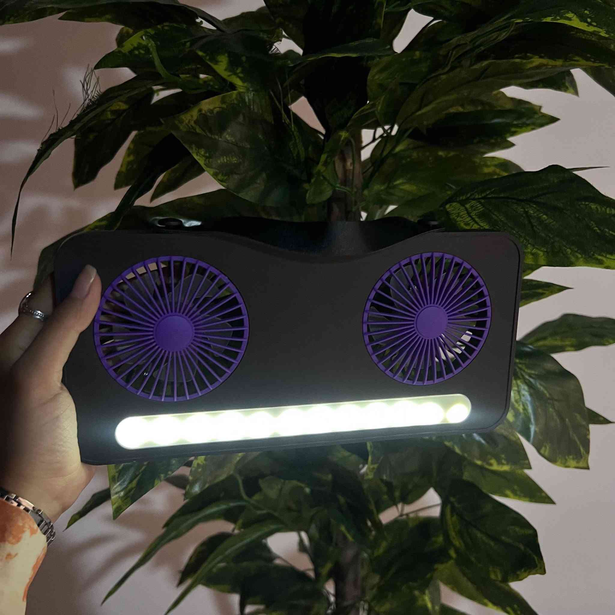 مروحة مكتبية مزدوجة USB مع إضاءة LED – Dual Head Fan S32
• مروحة مكتبية مزدوجة الرأس مزودة بإضاءة LED، مناسبة للاستخدام على المكتب أو الطاولة مع تصميم عملي متعدد الوظائف.

• تحتوي على مروحتين مزدوجتين لتوزيع الهواء بشكل أفضل.

• مزودة بإضاءة LED مدمجة قابلة للتشغيل والإيقاف.

• 3 مستويات لسرعة الهواء (منخفض – متوسط – قوي).

• شفرات مروحة بعدد 5 لكل مروحة.

• تصميم منخفض الضوضاء (Low Noise).

• تعمل عبر منفذ USB بجهد تشغيل 5 فولت.

• اسم المنتج: USB Dual-Head LED Desk Fan
• الموديل: S32
• نوع المنتج: مروحة مكتبية مزدوجة مع إضاءة LED
• مصدر الطاقة: USB
• جهد الإدخال: 5V
• تيار الإدخال: 0.5 – 1A
• جهد الخرج: 5V
• قدرة الخرج: 2 – 3W
• عدد السرعات: 3 مستويات
• عدد الشفرات: 5 شفرات
• البطارية: غير قابلة للإزالة (Non-removable)
• أبعاد: 25 × 12 سم


**إذا كنت صاحب هذا الإعلان وتريد حذفه لأي سبب، رجاءا أرسل رسالة إلى الدعم الفني**