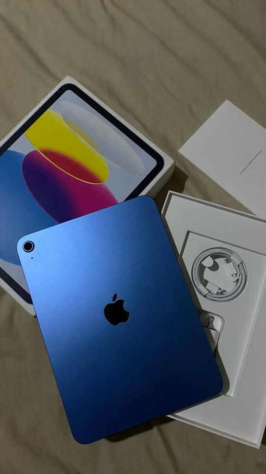 ايباد ابل 10 

نظافة 99% 
ذاكرة 256 gb 
بالكارتون 
وياه الشاحنة الاصلية 
و قلم 🖊️

الجهاز استخدام قليل فقط للدراسة كلش نظيف .

واتساب : ***********
