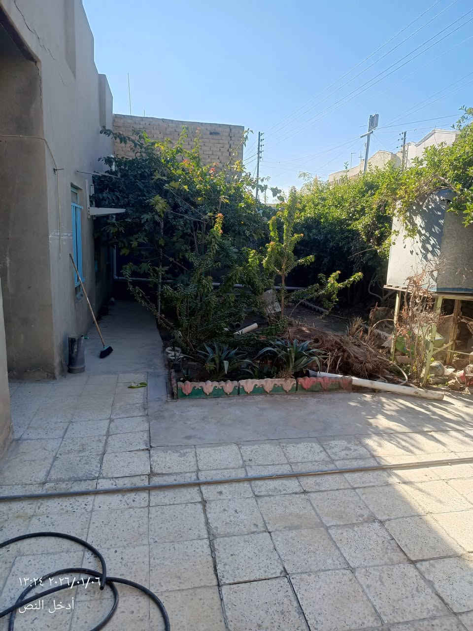 دار للبيع المساحة 180 متر واجه 12 نزال 15 ينقسم نصفين حسب المساحه الي تعجبك
بناء تسعينات موقع البياع حي السويب

 طابق ونص 
2 غرف نوم
2 هول داخلي 
2 حمام 
استقبال 
مطبخ 
مناور ثنين 
للاستفسار الاتصال على رقم *********** ☎️  بي واتساب
