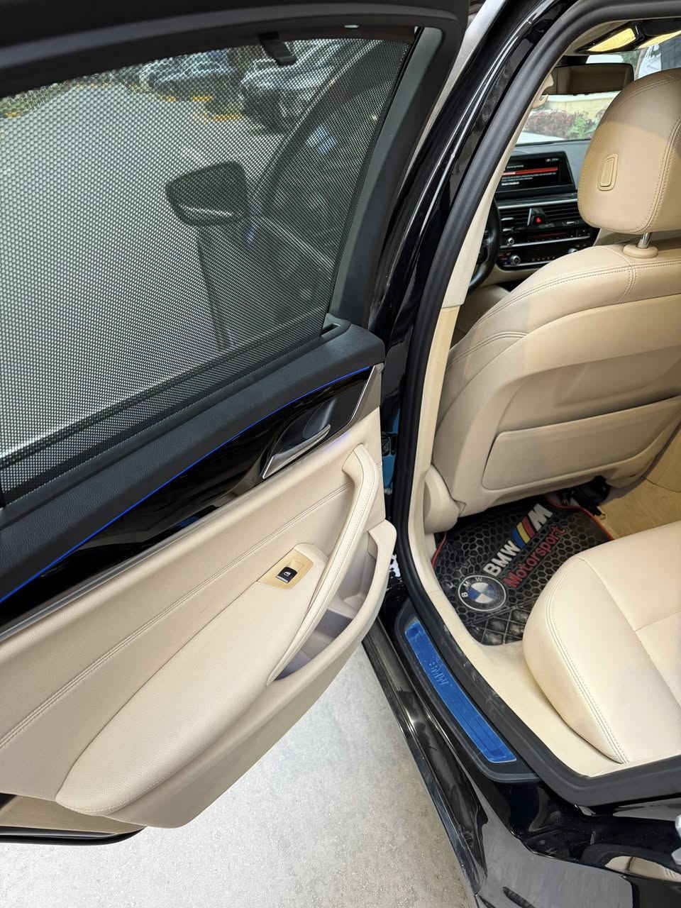 BMW 520i 2020 خليجي وكاله
استلام شركه العروش سيرفر كامل با شركه
فول مواصفات داخل ابيض وفتحه وكراسي كهرباء ومومري وبردات وتدفئة واستيرن كهرباء 
ماشيه 64 الف السياره جديده كلش
كفاله عامه من صبغ بارد وتبديل 
رقمها بغداد وباسمي عنواني المنصور
*********** 
سعر 27 الف دولار وماكو خليجي بهل سعر مكفول 
(( بيع او مراوس ))
