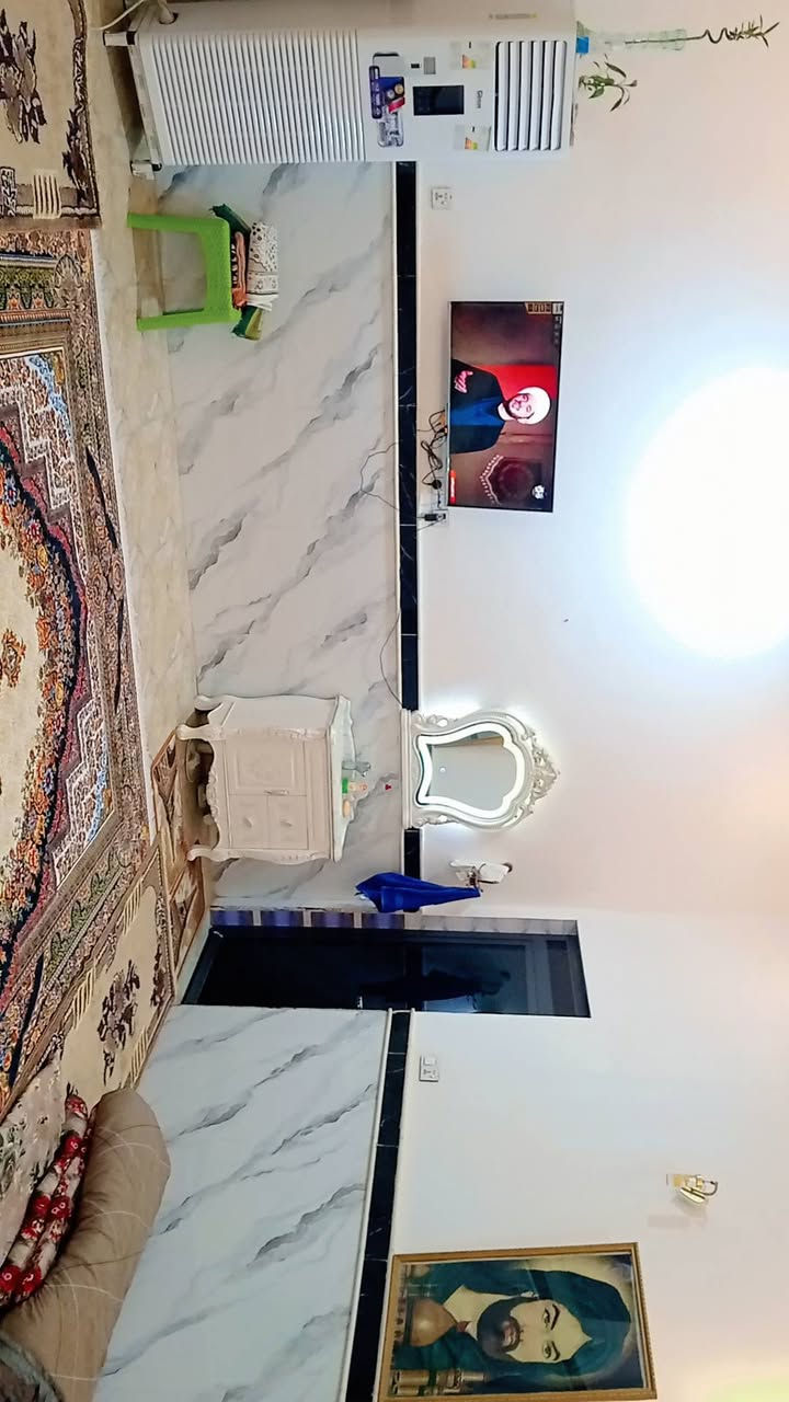 سلام عليكم دار للبيع ركن تجاري 250 متر على شارع 50 واجهت البيت 20 حي الصحفيين ركن  المدرسة الصينية محلات تجارية 2 غرف نوم 1صاله 1صتقبال مطبخ حمام 2 منور 2 وكراج وحديقه 2 للستفسار رقم الهاتف والتساب ***********
