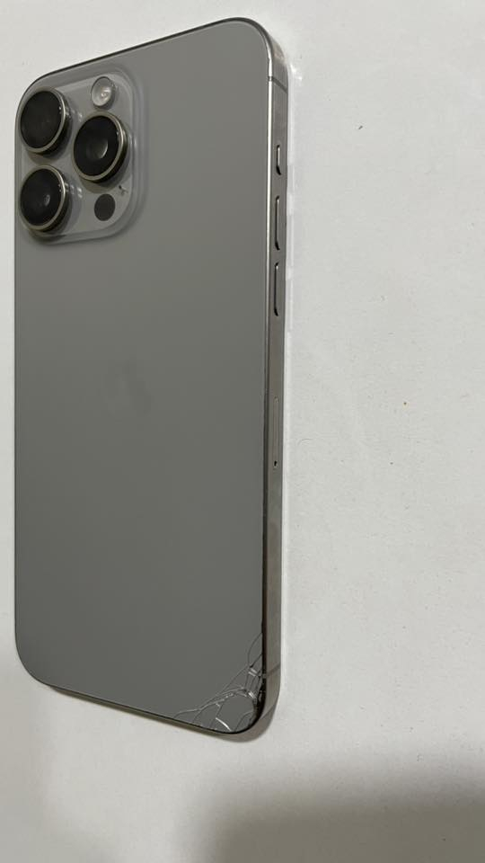 ايفون 15 برو ماكس 
ذاكرة 256 شرق اوسط
مبدل بطارية اصلي وكالة نسبة 100‎%‎
بي كسر بسيط بالظهر مضل ماموضح 
سعرة 875 وبي مجال بسيط
مكاني كربلاء
***********
