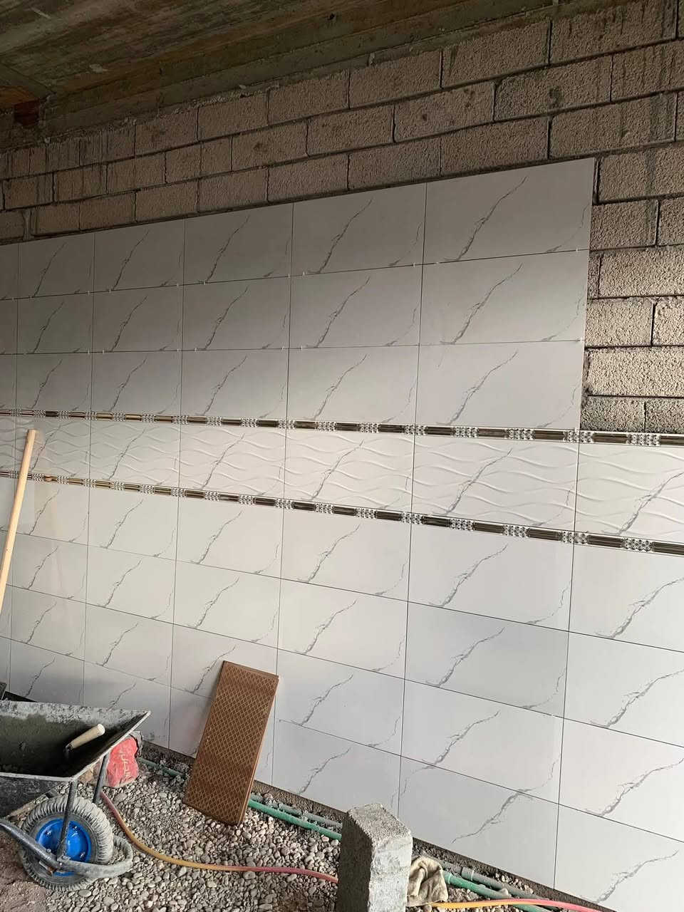 يوجد خلفه سراميك متفرق داخل تكريت  ‏‪***********‬‏
