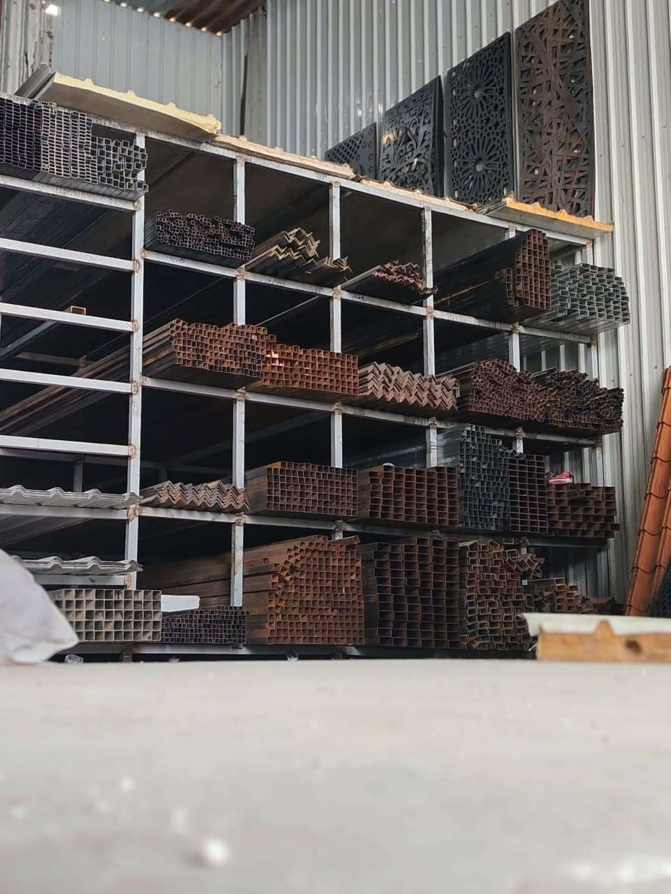 ‏بسم الله الرحمن الرحيم
￼ على بركة الله يتوفر لدى مكتب ازهر العكيلي
‏جميع أنواع الحديد الصناعي والكيربي الثقيل و الخفيف
‏جميع أنواع شخاط المحلي والمغلون
‏وجميع انواع بوري مربع المحلي والمغلون
‏وجميع أنواع البليت ￼ عادي وجكر وألمنيوم 
وجميع أنواع الزاويه
وجميع ألوان الكابوند 
‏￼ وجميع أنواع السندويج بنل الجديد وال_ مستخدم 
‏للاستفسار والطلب اتصل على الرقم التالي 
‏ *********** ازهر العكيلي ￼￼￼￼
يتوفر توصيل حسب الاتفاق إلى كافة أنحاء العراق
