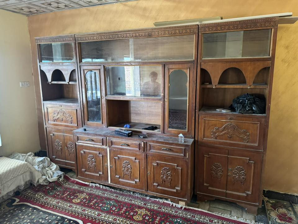 بوفيه و كنتور و ديوان للبيع
كلهن ب٤٠٠ و بي مجال 
***********
