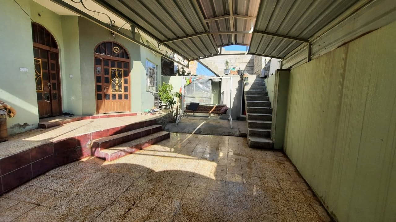 السلام عليكم بيت للبيع الموقع القبه جرف الملح يم مولده ثاني فرع قريب على شارع البيت مساحة 250م
طابقين يتكون الطابق الأول على 3 غرف نوم واحد سويت+استقبال +هول+مطبغ+صحيات خارجي وداخلي+ممر داخلي+ممر خارجي فر بي مخزن كبير/
الطابق الثاني هيكل معزول كامل يتكون من درج خارجي+غرفتين نوم كبار+هول +مطبغ+صحيات
للاستفسار الأتصال على أرقام التاليه 
***********
***********
