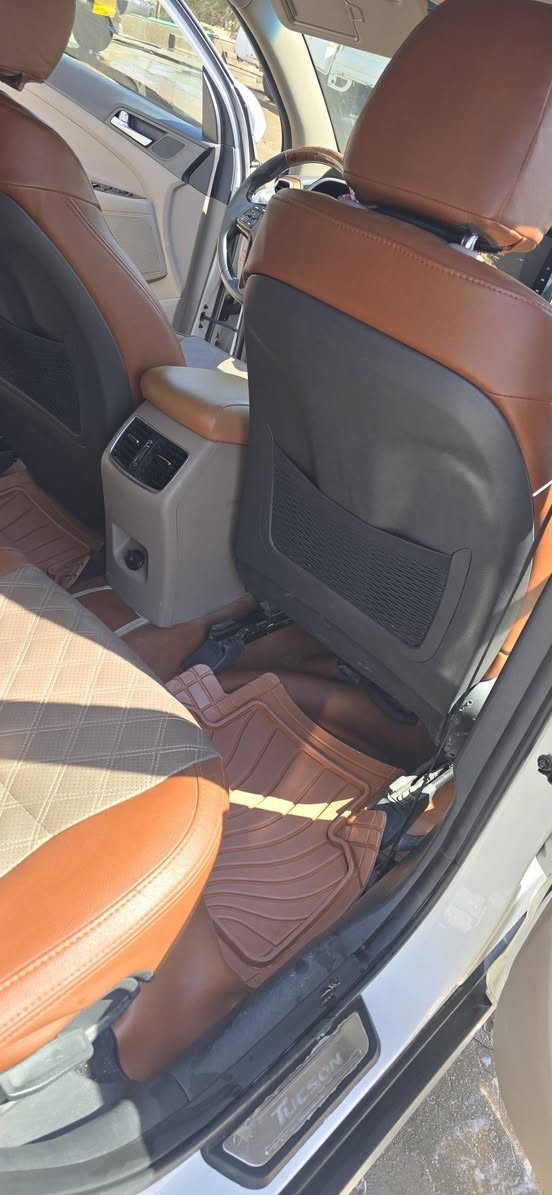 توسان 2020 رقم بغداد إنكليزي باسمي
خليجي مكفوله كفاله عامه من الصبغ والتبديل ما عدا بارد  وشخط بلا صبغ
السياره فول ماعدي البونراما
خمس عدسات
كشنات كهرباء
شباك لكزز
مري شفط
داخل جلد مشمشي
ماشيه 111 الف حقيقي
حداديه نضيفة

السياره كلش نظيفه تراي زيرو
مكان السياره ديوانية  ٫٫٫٫للاستفسار الاتصال على الرقم ***********
 السعر  اتصل وتدلل
