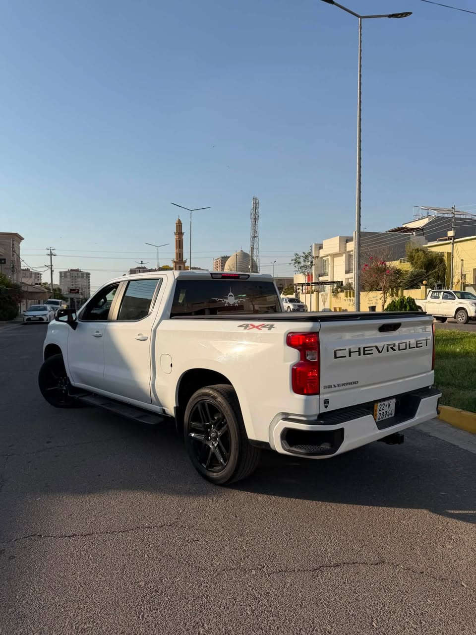 شفروليه سلفرادو RST موديل 2023 بمحرك 5.3 V8، مواصفاته:
ماشي 74 كيلو
* المحرك: V8 سعة 5.3 لتر EcoTec3
* القوة: 355 حصان
* العزم: 519 نيوتن.متر (383 رطل-قدم)
* ناقل الحركة: أوتوماتيك 10 سرعات
* نظام الدفع: خلفي (2WD) أو رباعي 
     شاشة معلومات وترفيه 13.4 بوصة.
* شاشة عدادات رقمية 12.3 بوصة.
* دعم Apple CarPlay وAndroid Auto لاسلكيًا.
* تشغيل السيارة عن بعد.
* مقاعد أمامية مدفأة (حسب التجهيز).
* كاميرا خلفية، مع أنظمة أمان مثل المحافظة على المسار والتنبيه من الاصطدام .
حادثه بدي مبدل كامل فقط بدي الباقي كفاله عامه 
***********
سعر 340 ورقه وبيها مجال 
عنواني بغداد الدورة .
