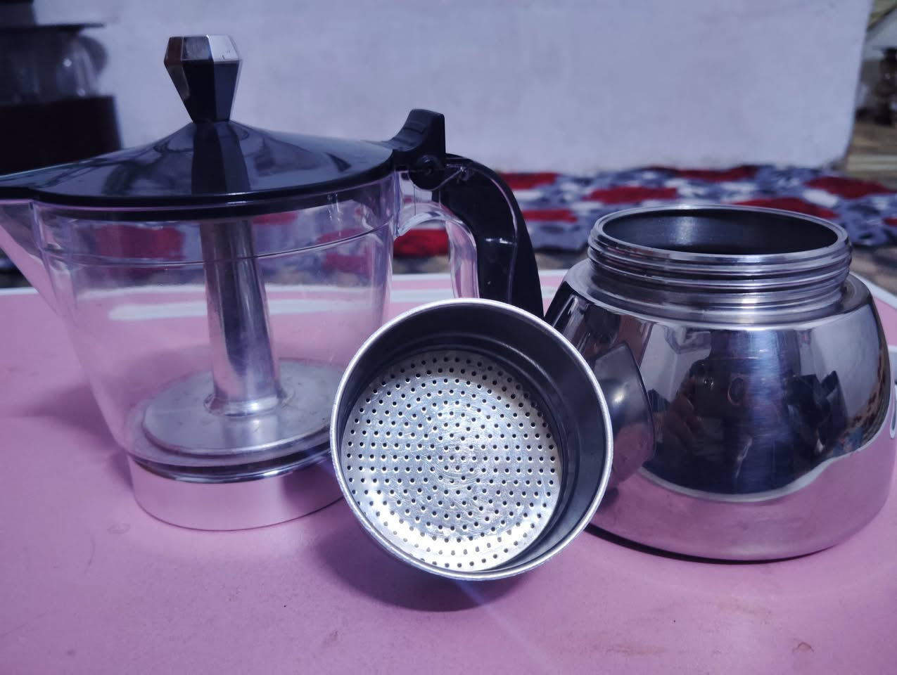 موكابوت عائلي اكرلك شفاف مرتب .. 
حجم ٣ فناجين ..
جديد استعمال محدود جدا 
الفيديو المرفق يوضح درجة الاستخلاص ..
يوجد توصيل للمحافظات .


**إذا كنت صاحب هذا الإعلان وتريد حذفه لأي سبب، رجاءا أرسل رسالة إلى الدعم الفني**