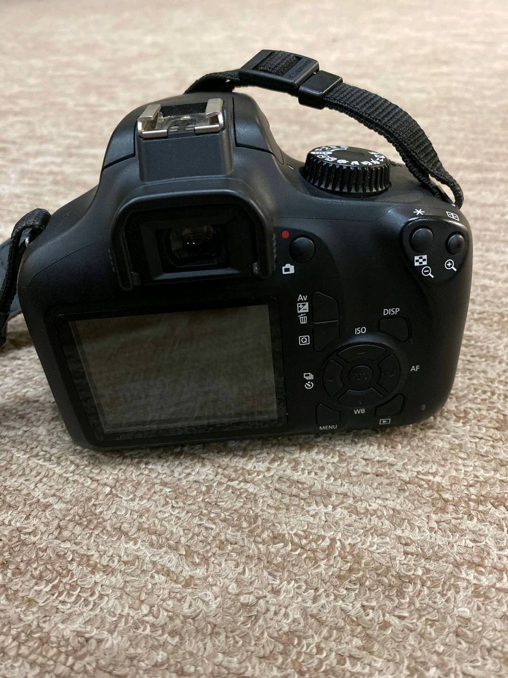 السلام عليكم 
كاميرا كانونEOS 4000D للبيع 
للعلم الكاميرا قليلة الاستخدام جدآ ونضيفة
وكل مرفقاتها بالصور 
السعر200قفل
اي استفسار على الواتساب ***********