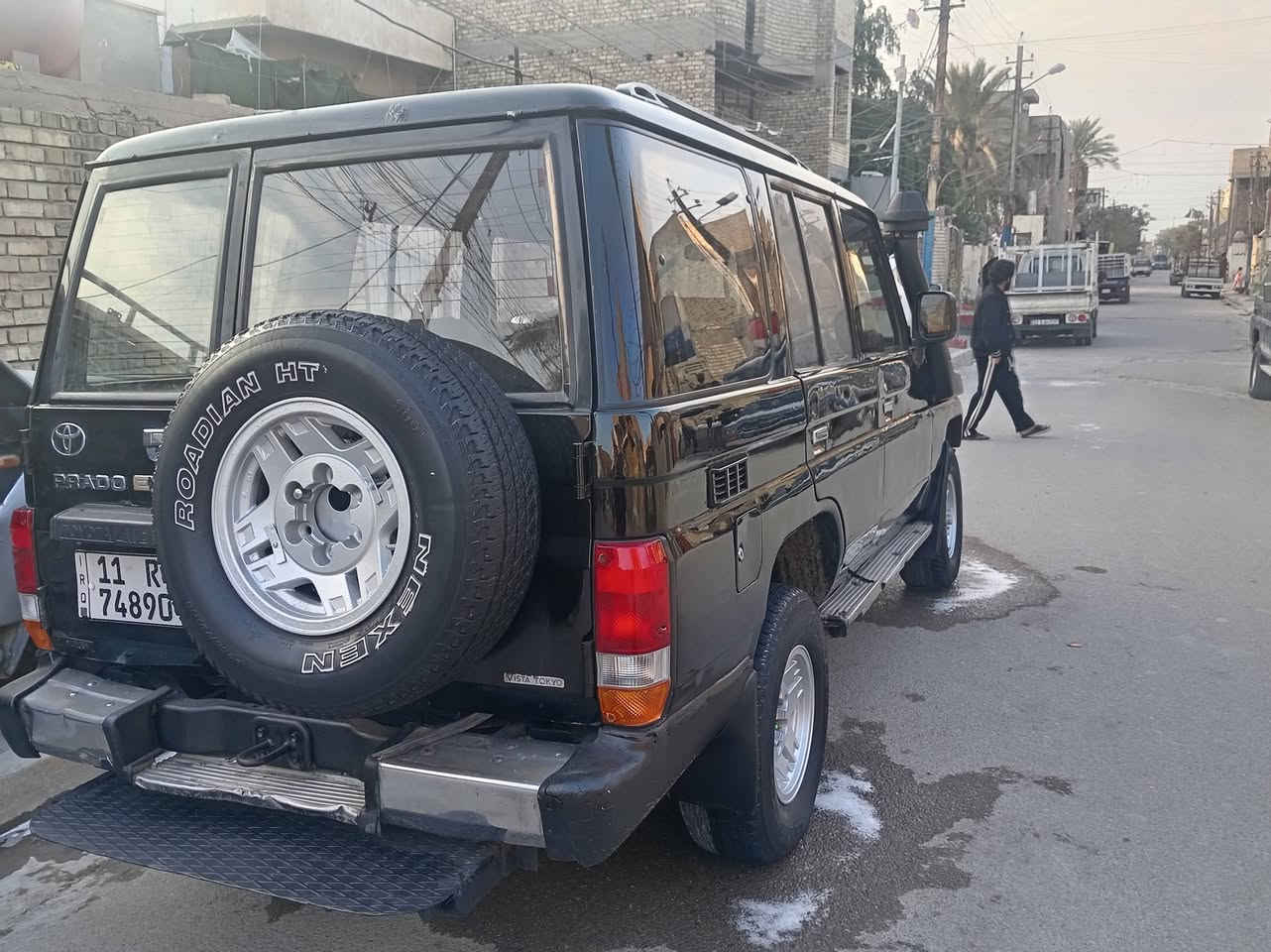 سلام عليكم لاندكروز برادو
موديل ٩٦ رقم بغداد انكليزي
مكينه ففتي ثنين ونص
صدرها نص ونص
كهربايتها شغاله
سياره مصبوغه الجماليه 
دوشمه جديده
العنوان بغداد مدينة الصدر الاورفلي
السعر ٥٥ وبيها مجال شي بسيط
رقم الهاتف ***********
