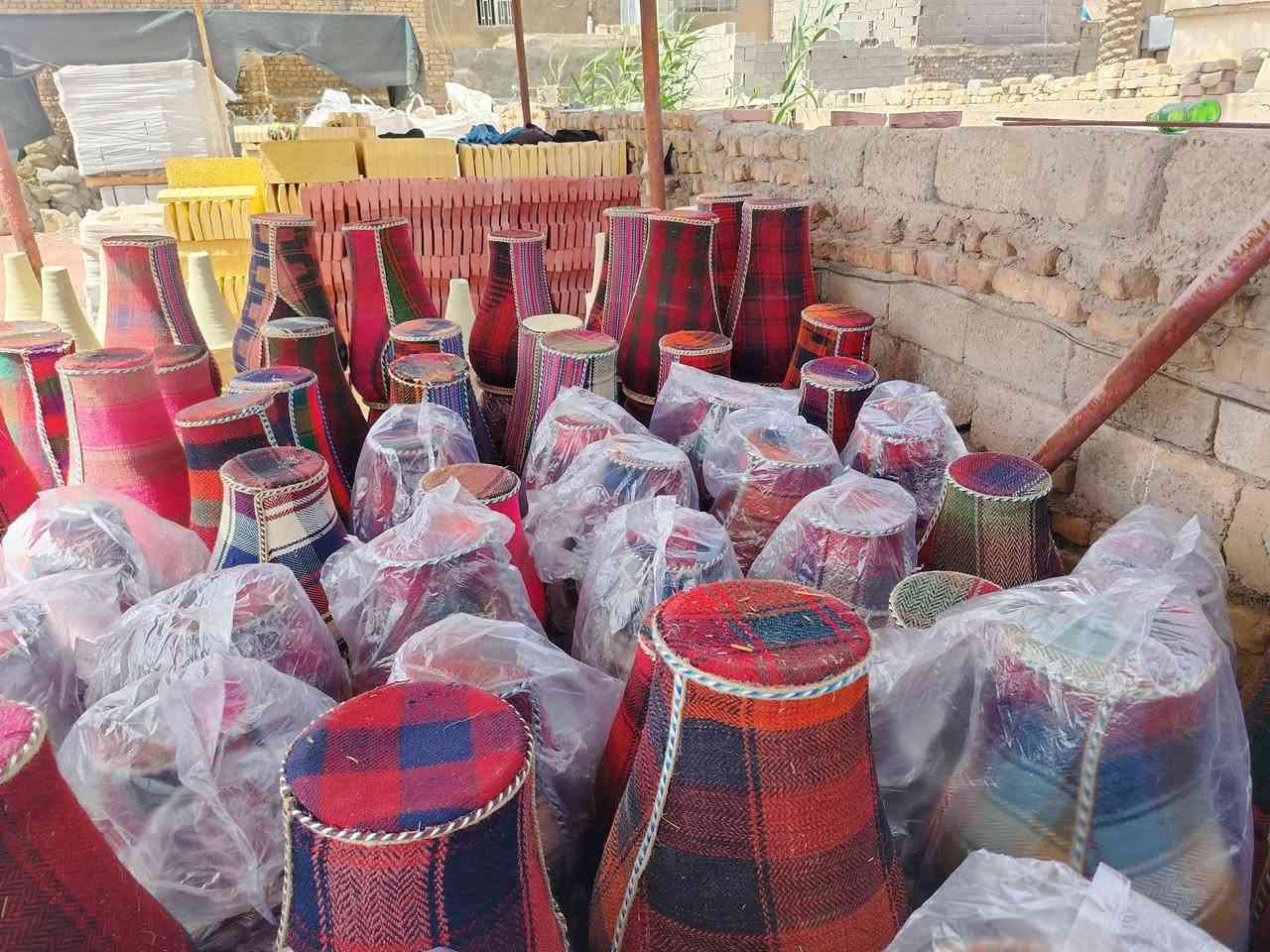 متوفر حاليآ
في معمل الأخوين حب ماء فخار درجه أولى
يتميز حب الماء الفخاري  بتبريد الماء طبيعياً، وتحسين طعمه، وتنقيته بفضل مساماته التي تعمل كفلتر، مما يوفر ماءً بارداً، قلوياً، وصحياً غنياً بالمعادن. كما أنه خيار مستدام وصديق للبيئة، ويعزز المناعة من خلال خصائصه المضادة للبكتيريا.أبرز مميزات وفوائد شرب الماء من الفخار:تبريد طبيعي وصحي: مسامات الفخار الدقيقة تسمح بتبخر الماء، مما يخفض درجة حرارته ويحافظ عليه بارداً بشكل طبيعي دون الحاجة للكهرباء.فلترة وتحسين جودة الماء: يعمل الطين كمرشح طبيعي، حيث يمتص الشوائب ويساعد في إزالة الرواسب والمواد الضارة مثل الكلور.تحسين الطعم (أكسجة الماء): الماء المحفوظ في الفخار يتميز بطعم أفضل، حيث يعيد الفخار إحياء طاقة الماء ("الماء الحي")


**إذا كنت صاحب هذا الإعلان وتريد حذفه لأي سبب، رجاءا أرسل رسالة إلى الدعم الفني**