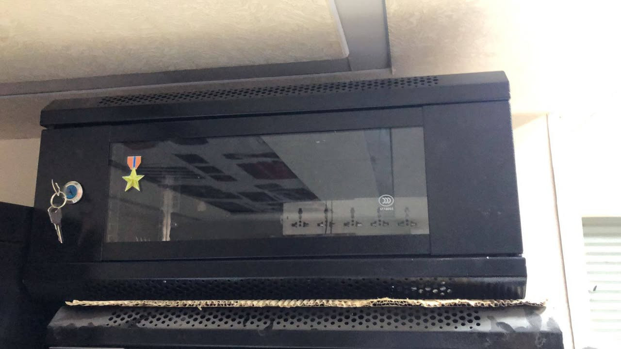 يتوفر لدينا راكات سيرفرات وشبكات بأحجام مختلفة تناسب جميع الاستخدامات:
🔹 راك 4U
🔹 راك 6U
🔹 راك 12U
✔️ جودة ممتازة
✔️ مناسب للراوترات والسويتشات والأجهزة
✔️ ترتيب وحماية للأجهزة داخل الشبكة
📦 متوفر جملة ومفرد
📩 للحجز والاستفسار تواصل خاص أو واتساب
#انترنت #شبكات #راك #Network #سيرفرات #مواد_انترنت #سويتش #راوتر


**إذا كنت صاحب هذا الإعلان وتريد حذفه لأي سبب، رجاءا أرسل رسالة إلى الدعم الفني**