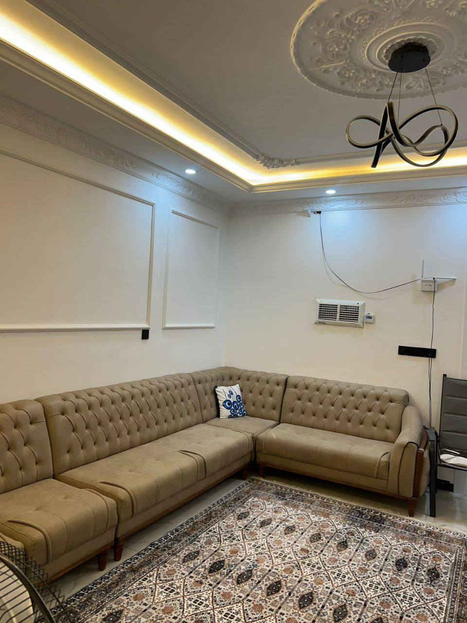 #عقارات_ابو_وسام 
منزل مؤثث للبيع في اربيل حي قربو 
موقع 📍مميز 
المساحة 125 متر  ،مقابل حديقة 
 +ع شارع 20
يتكون من :-
-4 غرف نوم 
-استقبال
-مطبخ حار+بارد
-صحيات +كراج 
🔸التمليك طابو صرف 
للاستفسار

***********
***********
