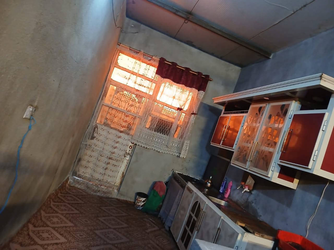 سلام عليكم بيت لبيع منطقه كلغوليه يم جسر دياله جديدد يم جامه الامام علي قريب عله شارع مساحته 200 بيت خير من الله وستفسار عله هذه رقم***********
