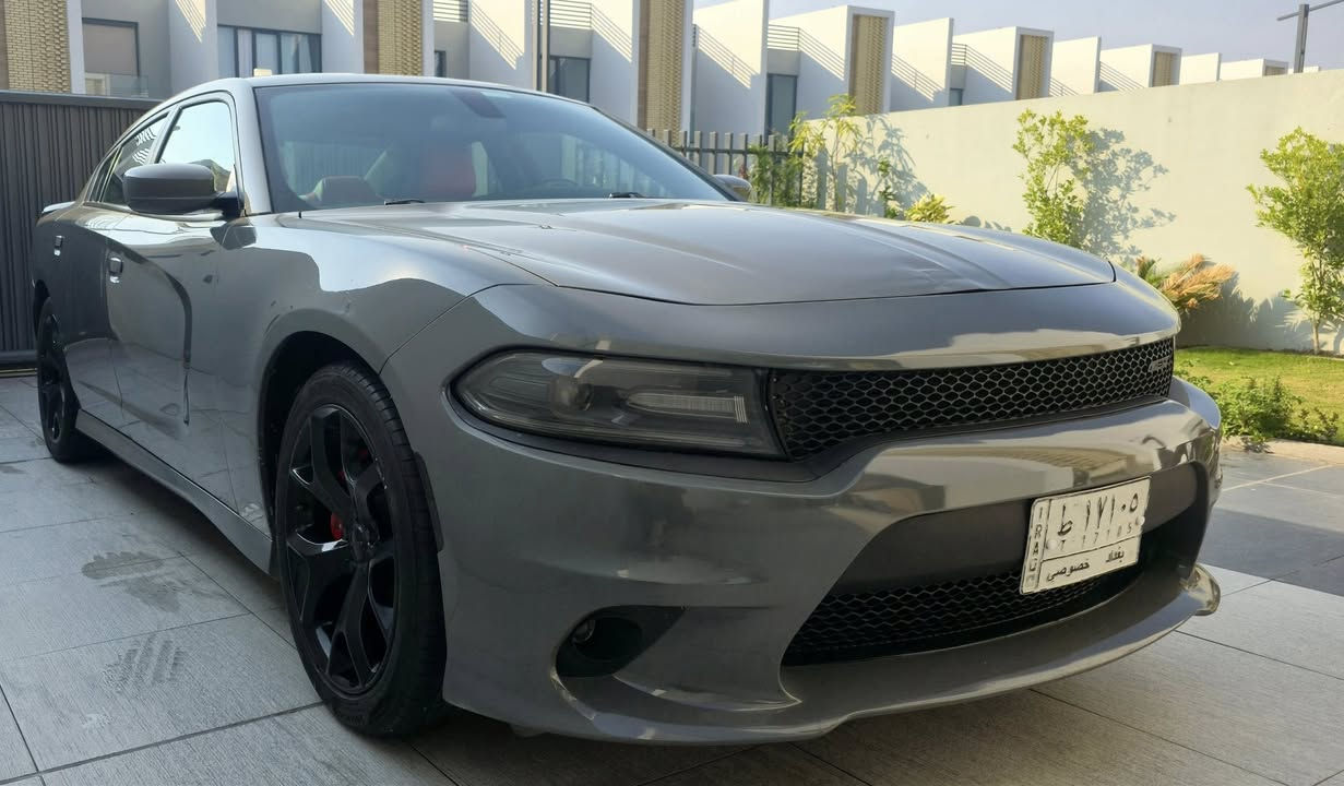 جارجر موديل ٢٠١٩ 
رقم بغداد 
مبدل دعامياتها للجمالية و مصبوغات
مواصفات sxt ستندر
محرك 6 سلندر 3500
ماشية 91000 كيلومتر
سلايد
بصمة
كامرة خلفية
حساسات خلفية
شاشة حجم وسط
جام اوتو كهرباء
مري كهرباء
ويل كب ٢٠
حساس مطر
داخل جلد
و باقي المواصفات الستند المعروفة
تايرات تخم جديد
صدر و ميزانية و بلنص كلة جديد
دسكات جديد

حادثها غرق
بيها بارد بباب السائق و الباب الخلف السائق
و بارد بخشم البنيد 
بيها صبغ بلجاملغ الخلفي فوك الايتات اثر شخوط
السعر ٢١٠٠٠$ و بيها مجال
الاتصال على صاحب السياره 
‭0790 134 6894‬
