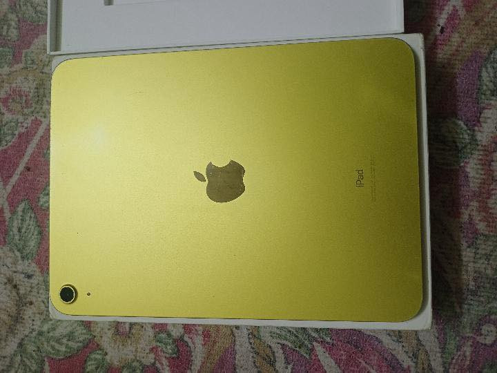 📱 للبيع iPad الجيل العاشر (10th Gen)
💾 السعة: 64GB  
🎨 اللون: أصفر  
🔌 ويا الشاحن الأصلي والكرتون  

✅ الجهاز شغال تمام بدون أي مشاكل  
✅ الشاشة نظيفة بشكل عام  
🔹 ملاحظة: بيه خدوش خفيفة من الاستخدام

💰 السعر: 500$ قابل للتفاوض للجادين فقط  

📍 التسليم يد بيد  
📩 للمهتمين خاص


**إذا كنت صاحب هذا الإعلان وتريد حذفه لأي سبب، رجاءا أرسل رسالة إلى الدعم الفني**