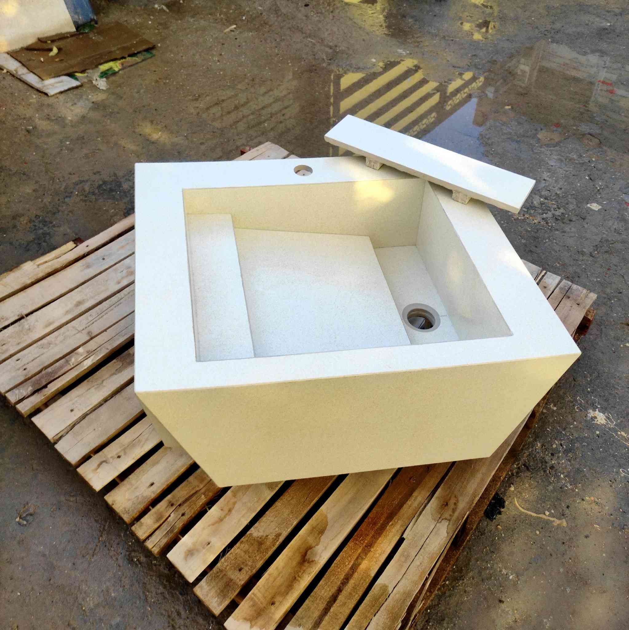 بِسْمِ اللَّـهِ الرَّحْمنِ الرَّحِيمِ 
 ﴿ وَأَحْسِنُوا إِنَّ اللَّهَ يُحِبُّ الْمُحْسِنِينَ ﴾

✨ مغسلة "الزاوية الملكية" ✨
تصميم هندسي مميز بشكل شبه منحرف يعطي لمسة عصرية وأناقة مختلفة لأي مكان 🔥
📏 القياسات: ارتفاع 25 سم
عرض 50 سم
طول 61 سم
🔹 المميزات: ▪️ درج جانبي عملي لوضع الصابون أو أي مستلزمات ثانية
▪️ فتحة الخرطوم من الجانب لسهولة التركيب وترتيب أفضل
▪️ تصميم داخلي واسع وسهل التنظيف
▪️ خامة قوية تتحمل الاستخدام اليومي وتدوم
🏭 معمل الأخوين: :"التفاصيل الصغيرة هي اللي تصنع الفرق الكبير… واحنا أهل التفاصيل."
📌 ملاحظة: ننفذ جميع التصاميم حسب الطلب وبأي قياس تحتاجه

📞 للاستفسار والمعلومات راسلنا خاص
واتساب ***********
               ***********

https://www.facebook.com/share/1CSZgZLsjg/
https://www.instagram.com/a_4esi?igsh=eGppcWZkenc1d25t
#معمل_الاخوين
#مغاسل
#مغاسل_حديثة
#تصميم_داخلي
#ديكور
#ديكور_منازل
#ديكور_عصري
#تصميم_عراقي
#صناعة_عراقية
#منتج_عراقي
#تفصيل_حسب_الطلب
#جودة_عالية
#شغل_نضيف
#ابداع
#حديث
#sink
#modern_sink
#bathroom_design
#home_design
#interior_design
#luxury_design
#custom_made
#handmade
#home_decor
#minimal_design
#trending
#fyp
#foryou
#viral
