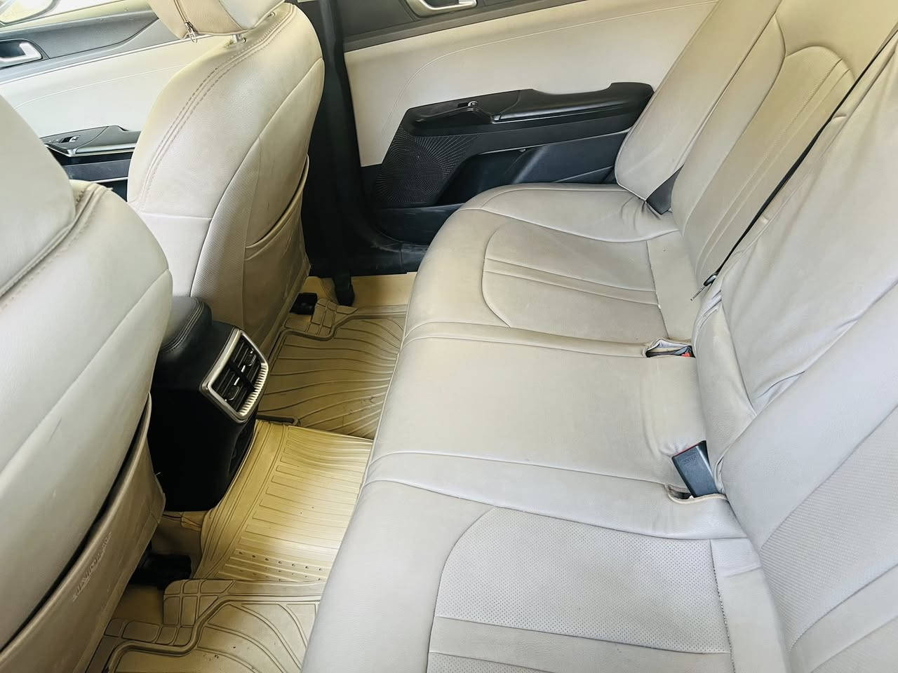 كي فايف k5 خليجي موديل 2022 رقم بغداد محرك 2000 دوش المرغوب السياره باسمي شخصيا 
تشغيل عن بعد 
لد امامي 
كشن السائق كهربائي 
شاشه كامره 
حساسات امامي خلفي 
دوشمة جلد الفت 
تحكمات ستيرن 
مثبت سرعه 
مانع انزلاق 
المري شفط
بصمه 
السقف حديد 
مكان السياره الانبار حصيبه الشرقيه 
بيهه طخه بالجنطة مثل ماماشر بالصوره 
عداد السرعه 160 
السعر 192 وبيهه مجال 
هاتف ***********
السياره مال جناي ع إيدي نقص برغي مابيهه 
اقره المنشور وتصل كلشي موضحلك بالمنشور
