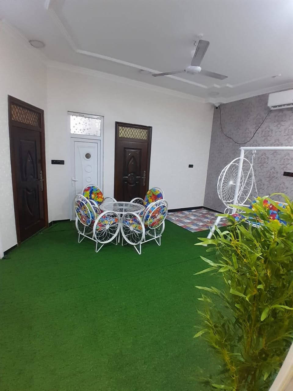 بيت للبيع في حي التضحيه شارع الكهرباء قرب الملعب مساحته ١٤٠ طابقين درجه اولى السعر٢٥٠ مطلوب اسكان ٦٠ مليون ابيع او مراوس ***********
