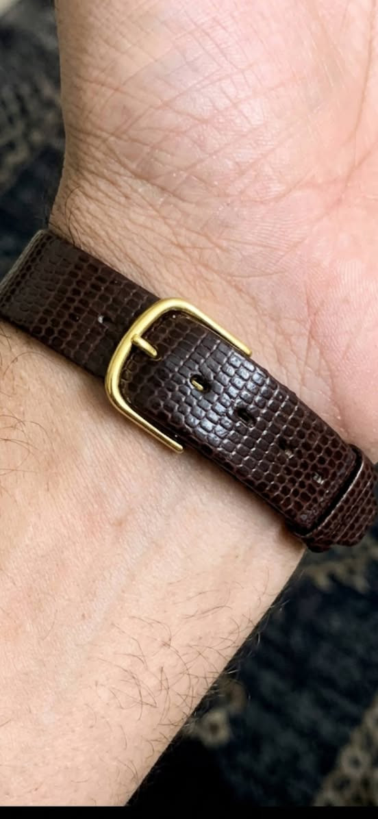 السلام عليكم
#Universal_Geneve
#يونيفرسال_جنيف .
إنتاج سويسري 
SWISS MADE
قديم 1980 Vintage فينتج
ماكنة كوارتز نظام الميلين وأبعاد 33_36
ملم كلاسك رسمي طلاء ذهب
مع مينا لون ذهبي .
وهي قطعة كلاسيكية مميزة
تحمل شعار الجمهورية العراقية .
وتعتبر من الساعات التذكارية ذات القيمة التاريخية
التي كانت تصنع
بطلب خاص من الحكومة العراقية في تلك الفترة لتقديمها كهدايا دولية تذكارية او لتكريم الشخصيات الهامة والمسؤولين .
التواصل خاص  لطفا لطفا .
خدمة توصيل متوفرة لكل مكان


**إذا كنت صاحب هذا الإعلان وتريد حذفه لأي سبب، رجاءا أرسل رسالة إلى الدعم الفني**