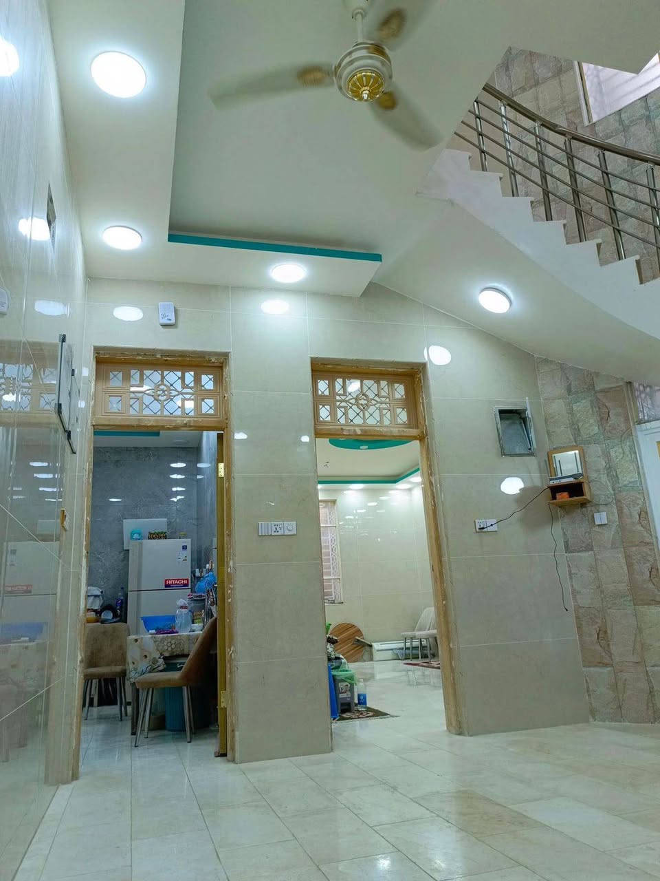 بيت بحي السواق للبيع قرب اسواق ليمونه خلف شارع الزهور مساحته 150 متر سعره 700 مليون وبي مجال الاتصال عالرقم ***********
